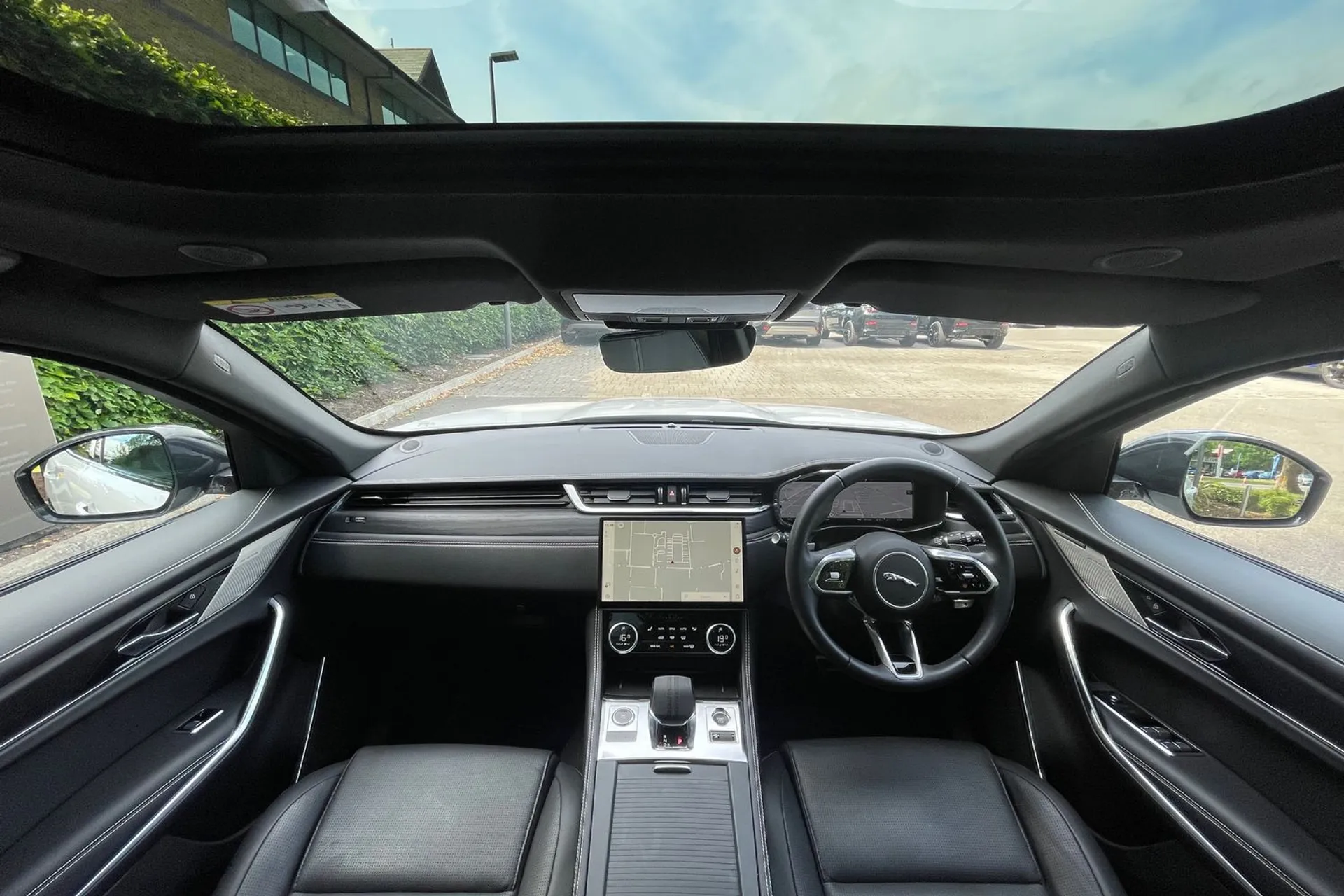 Jaguar F-PACE thumbnail image number 3