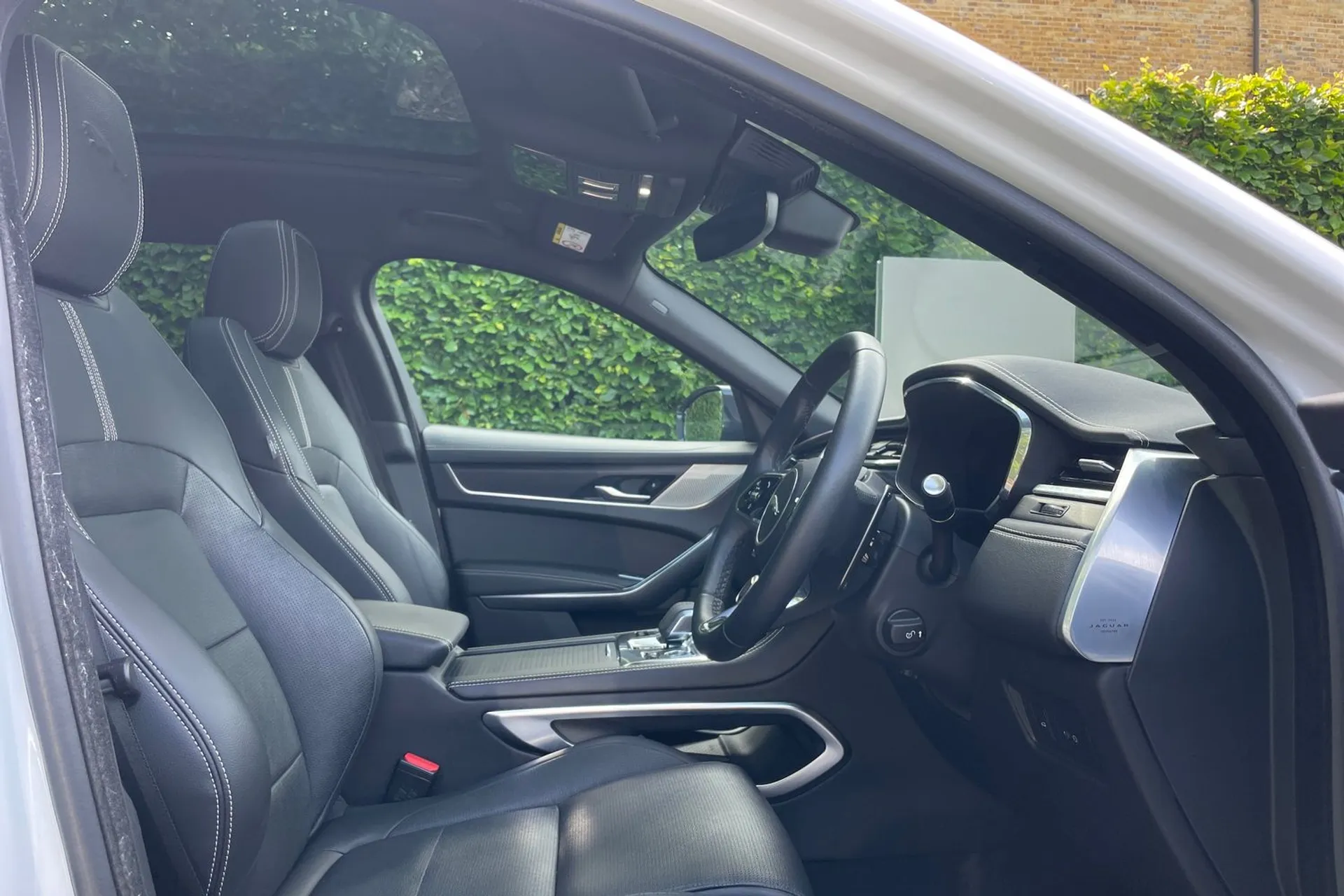 Jaguar F-PACE thumbnail image number 44