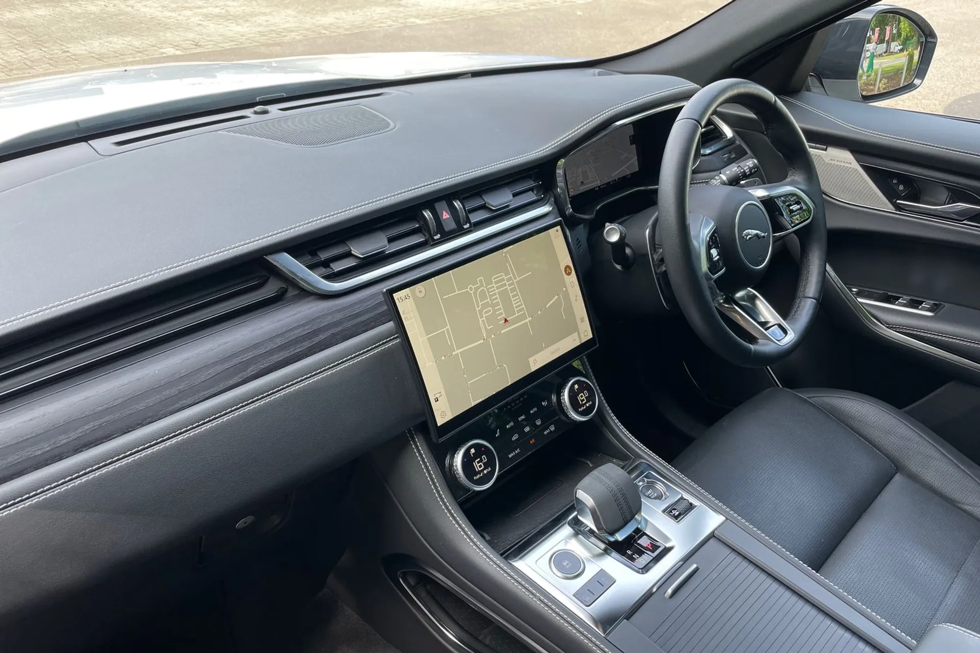 Jaguar F-PACE thumbnail image number 46