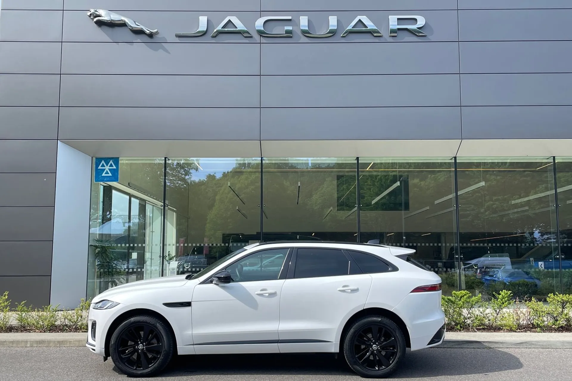 Jaguar F-PACE thumbnail image number 9