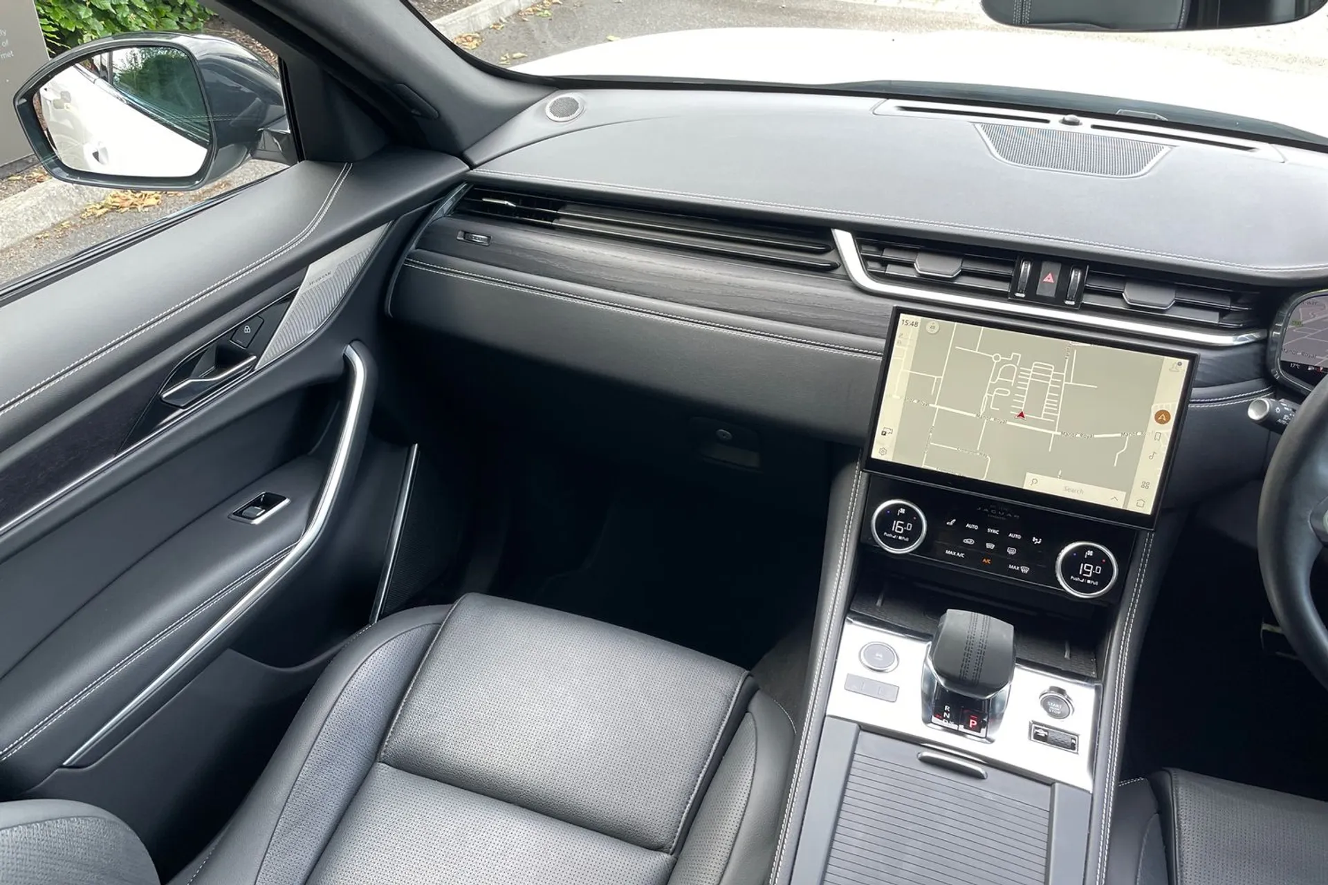 Jaguar F-PACE thumbnail image number 17