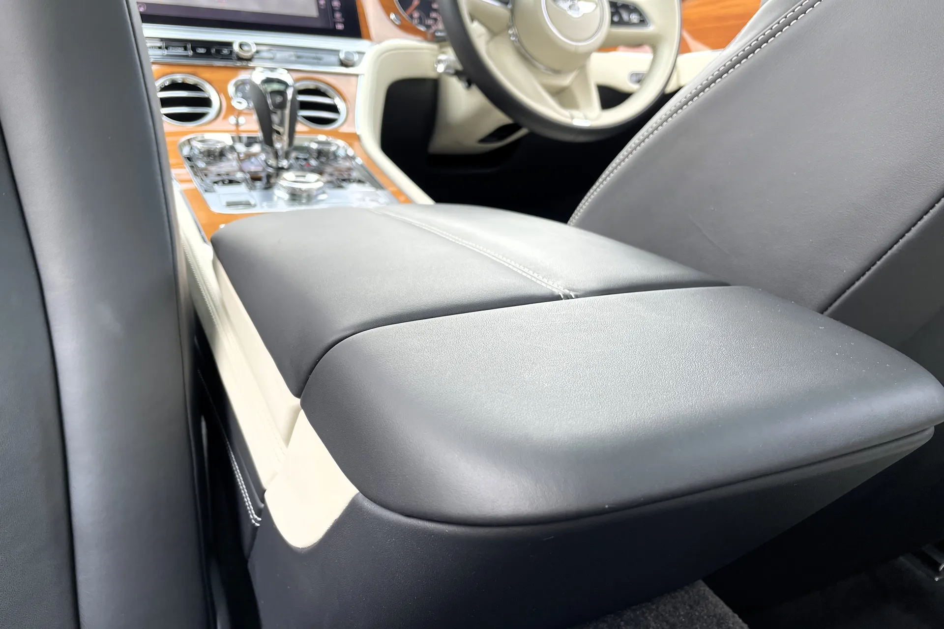 Bentley CONTINENTAL GT thumbnail image number 33