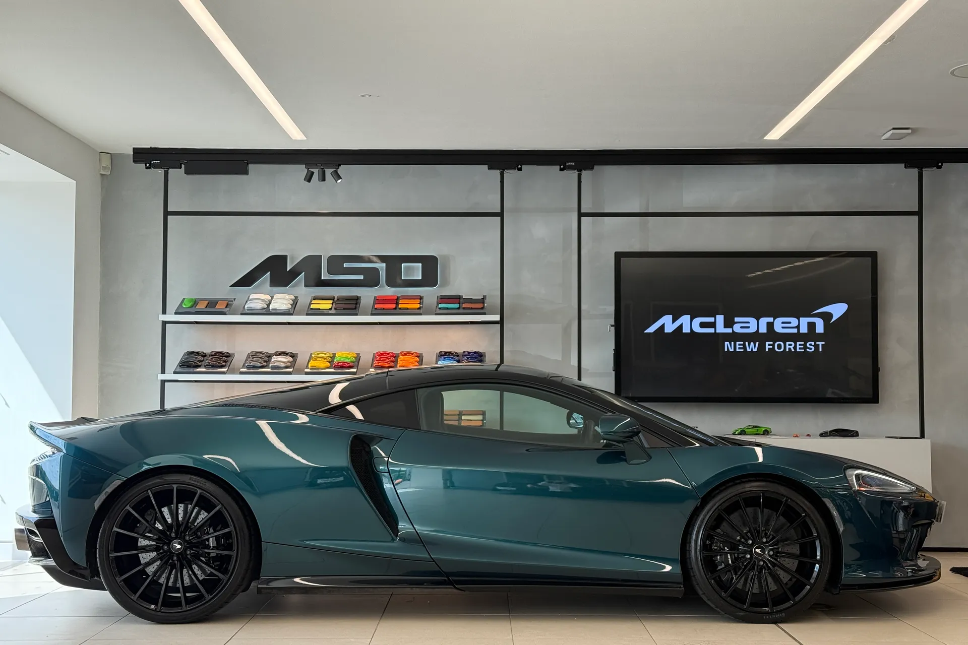 McLaren GT thumbnail image number 2