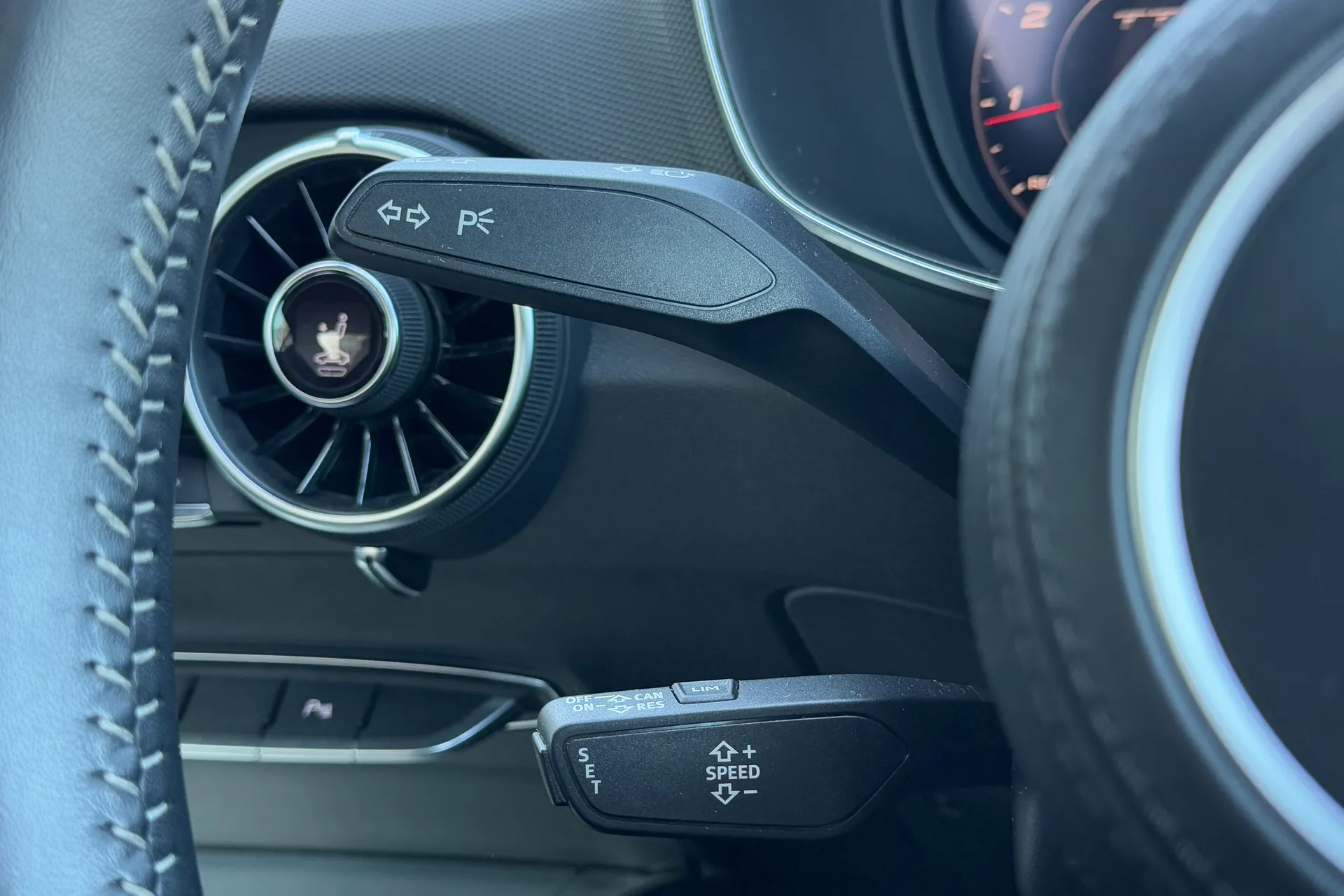 Audi TT thumbnail image number 18