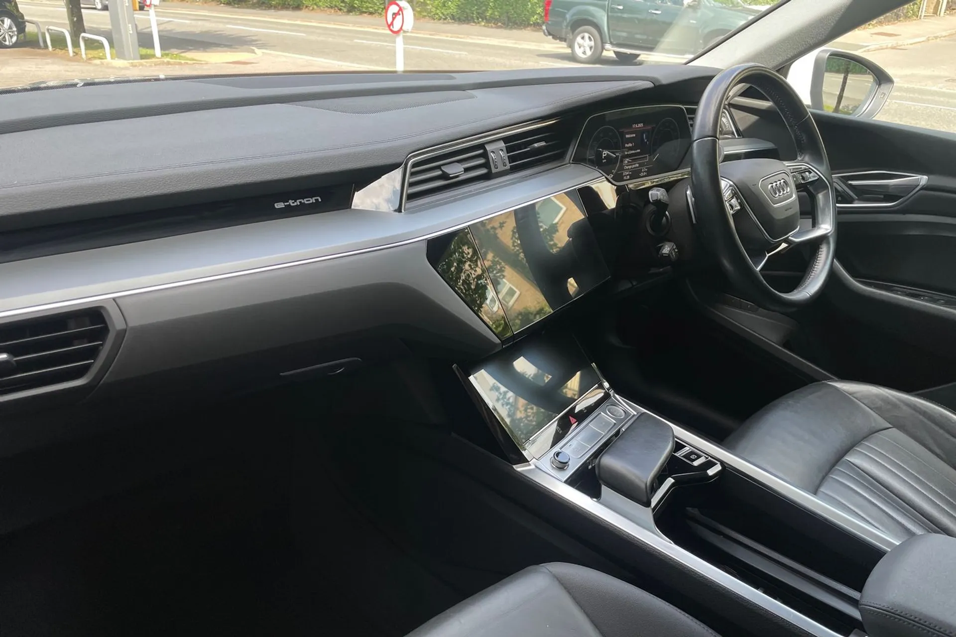 Audi e-tron thumbnail image number 26