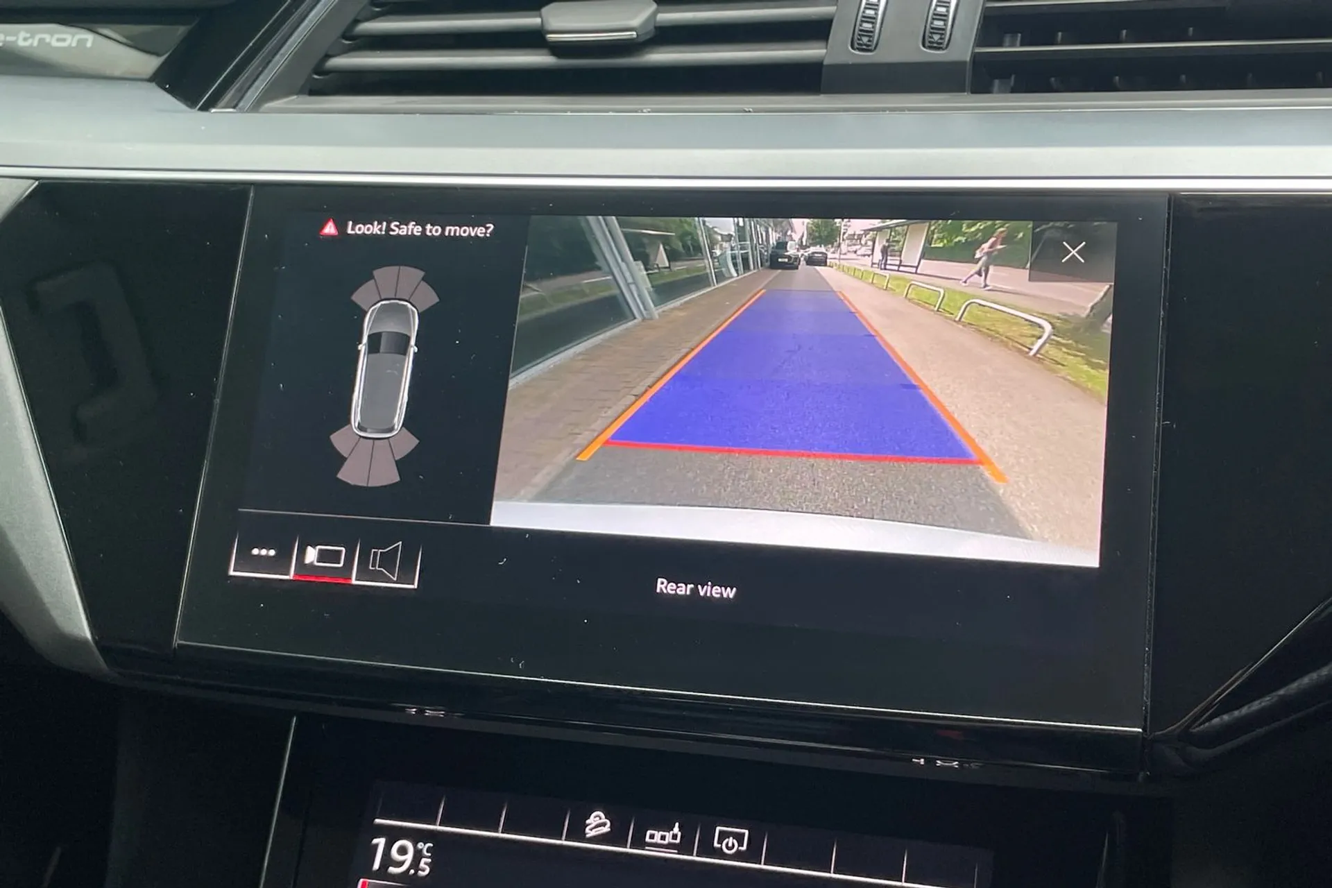 Audi e-tron thumbnail image number 37