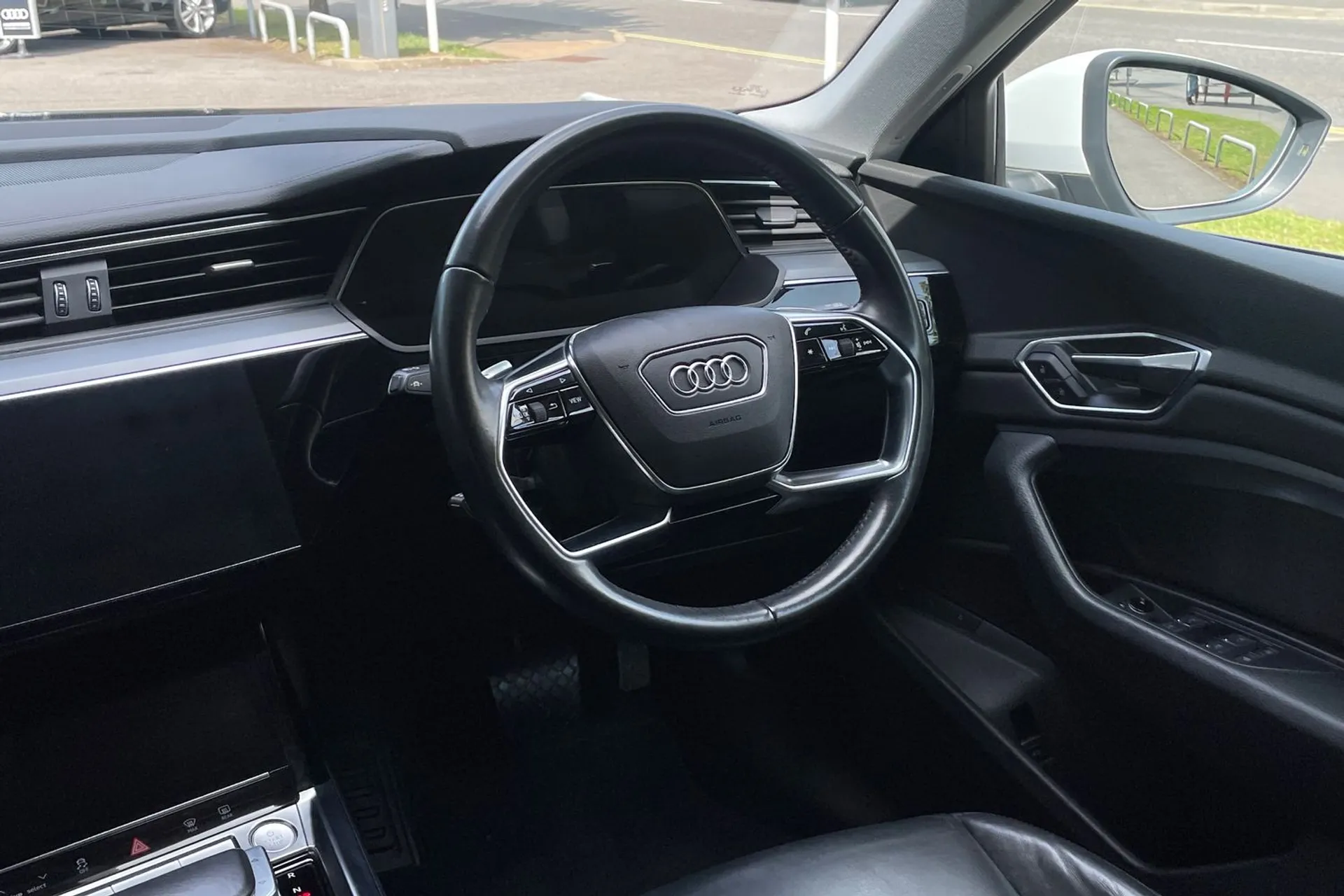 Audi e-tron thumbnail image number 32
