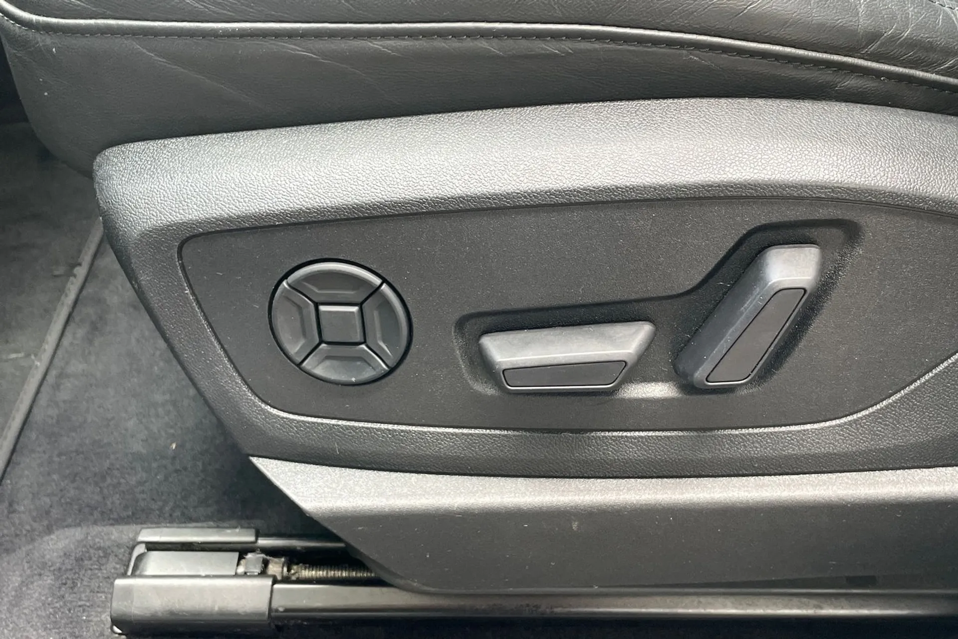 Audi e-tron thumbnail image number 28