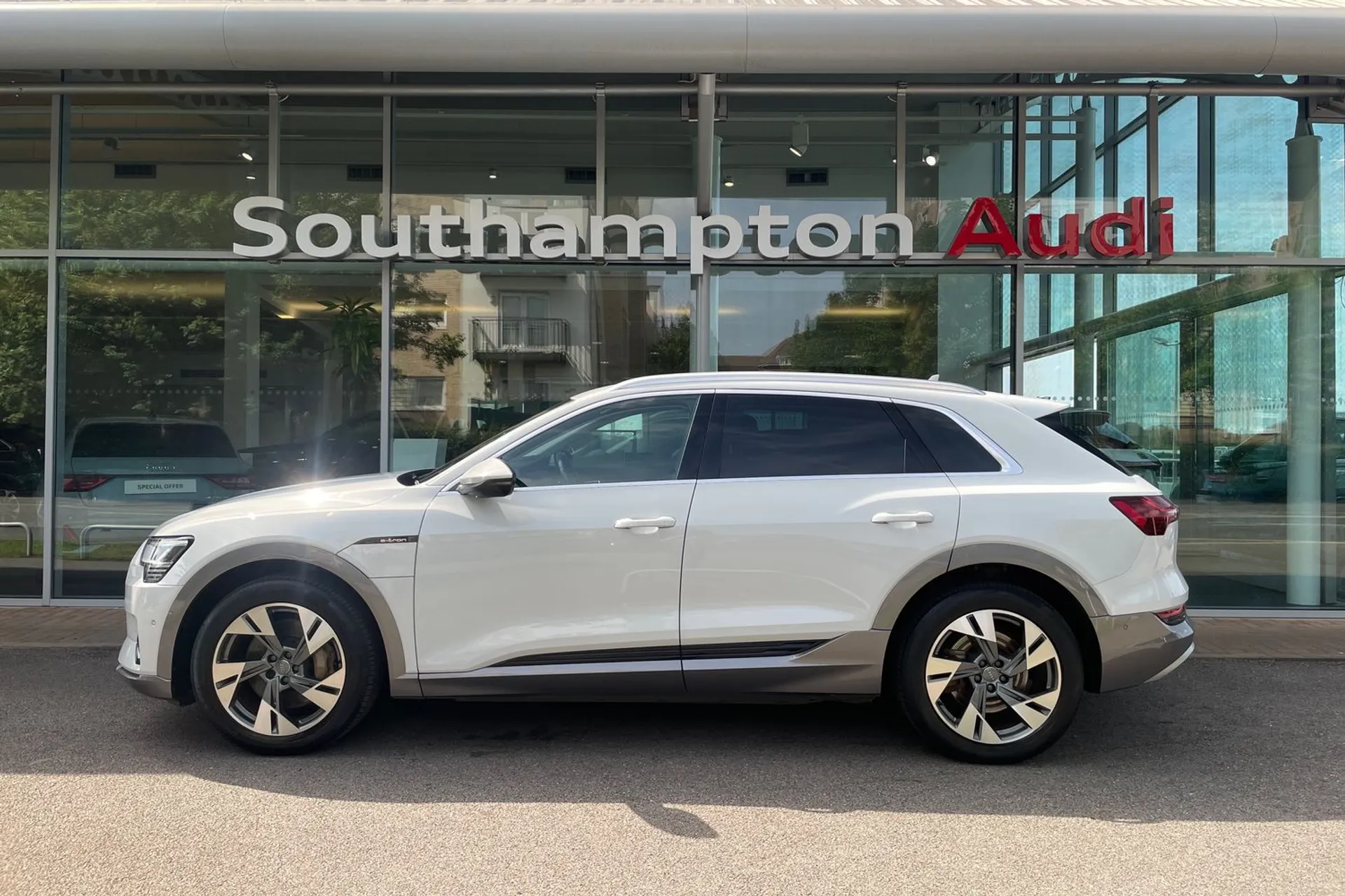 Audi e-tron thumbnail image number 8