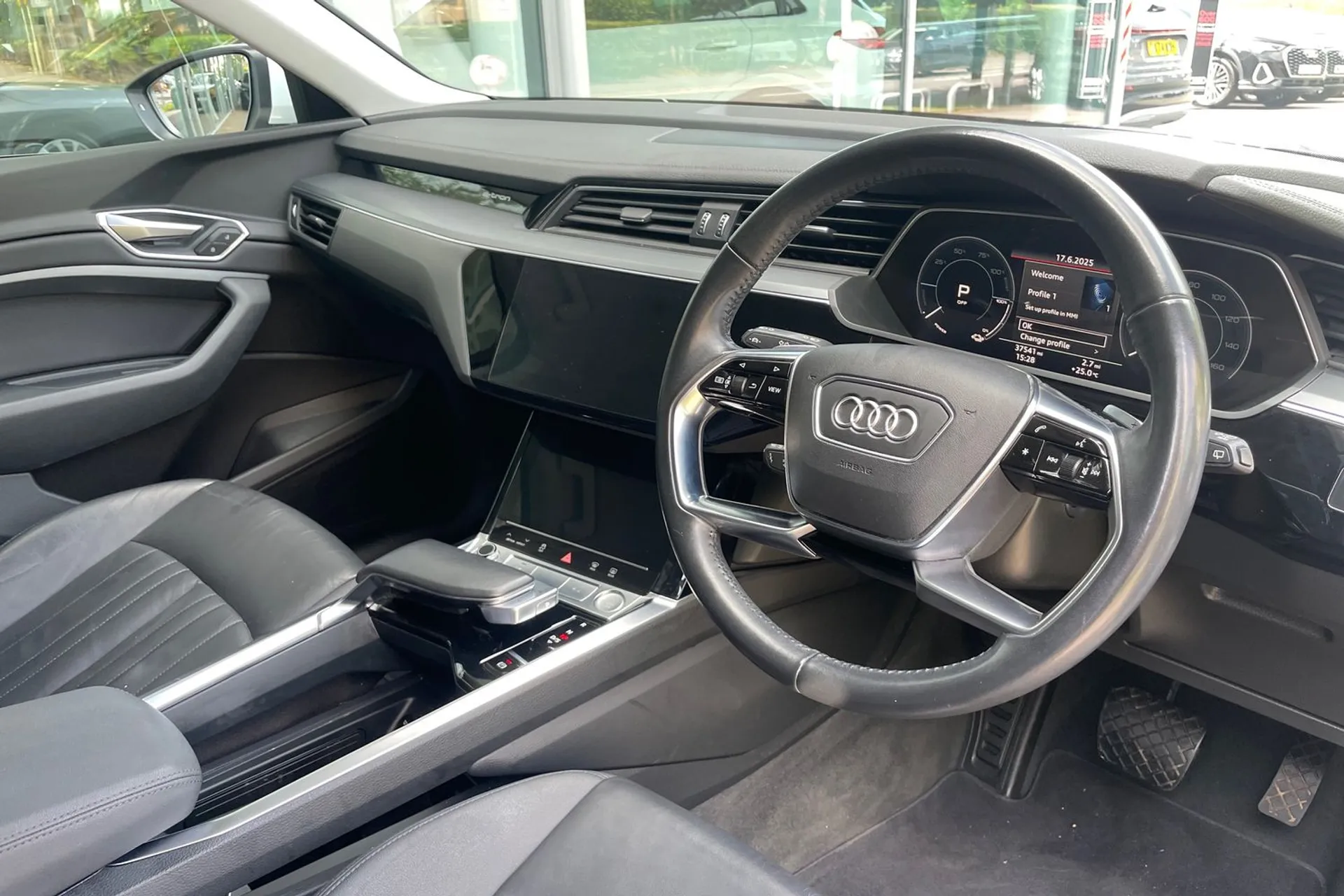 Audi e-tron thumbnail image number 25