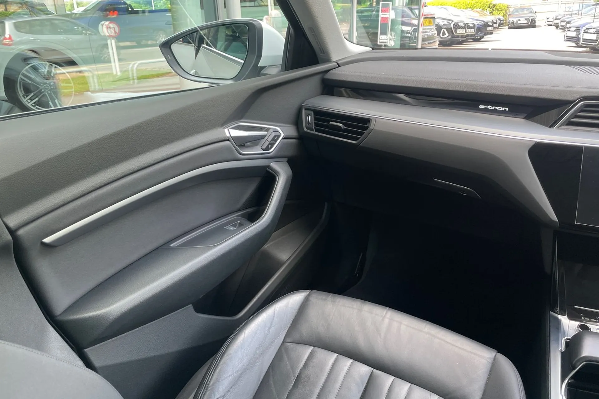 Audi e-tron thumbnail image number 31
