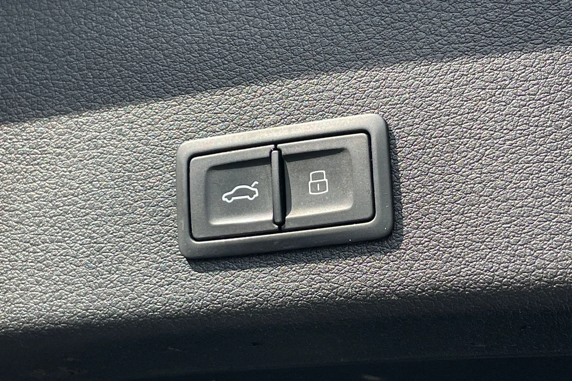 Audi e-tron thumbnail image number 19