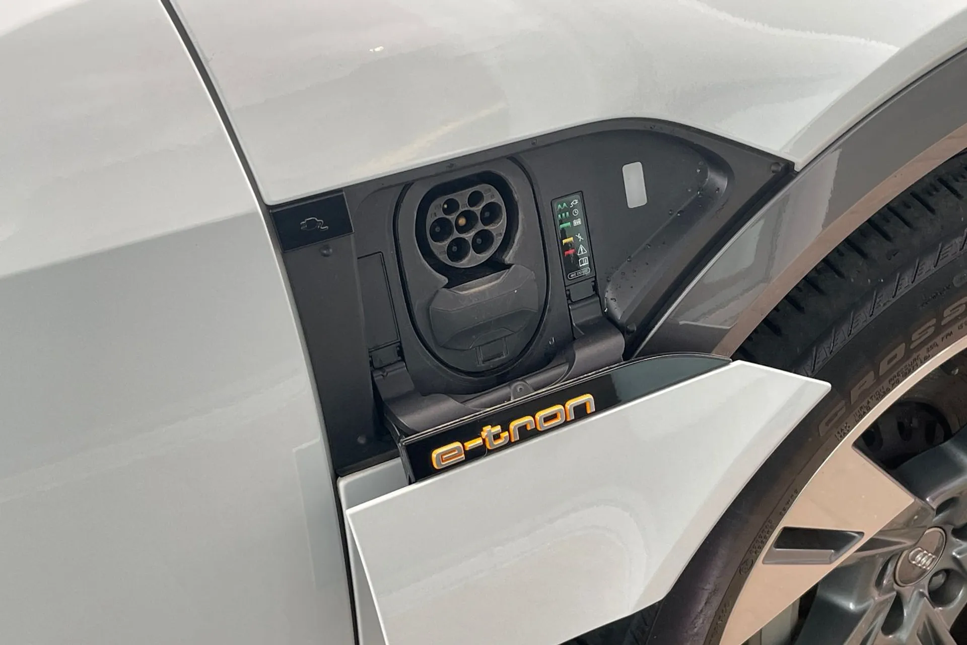 Audi e-tron thumbnail image number 17