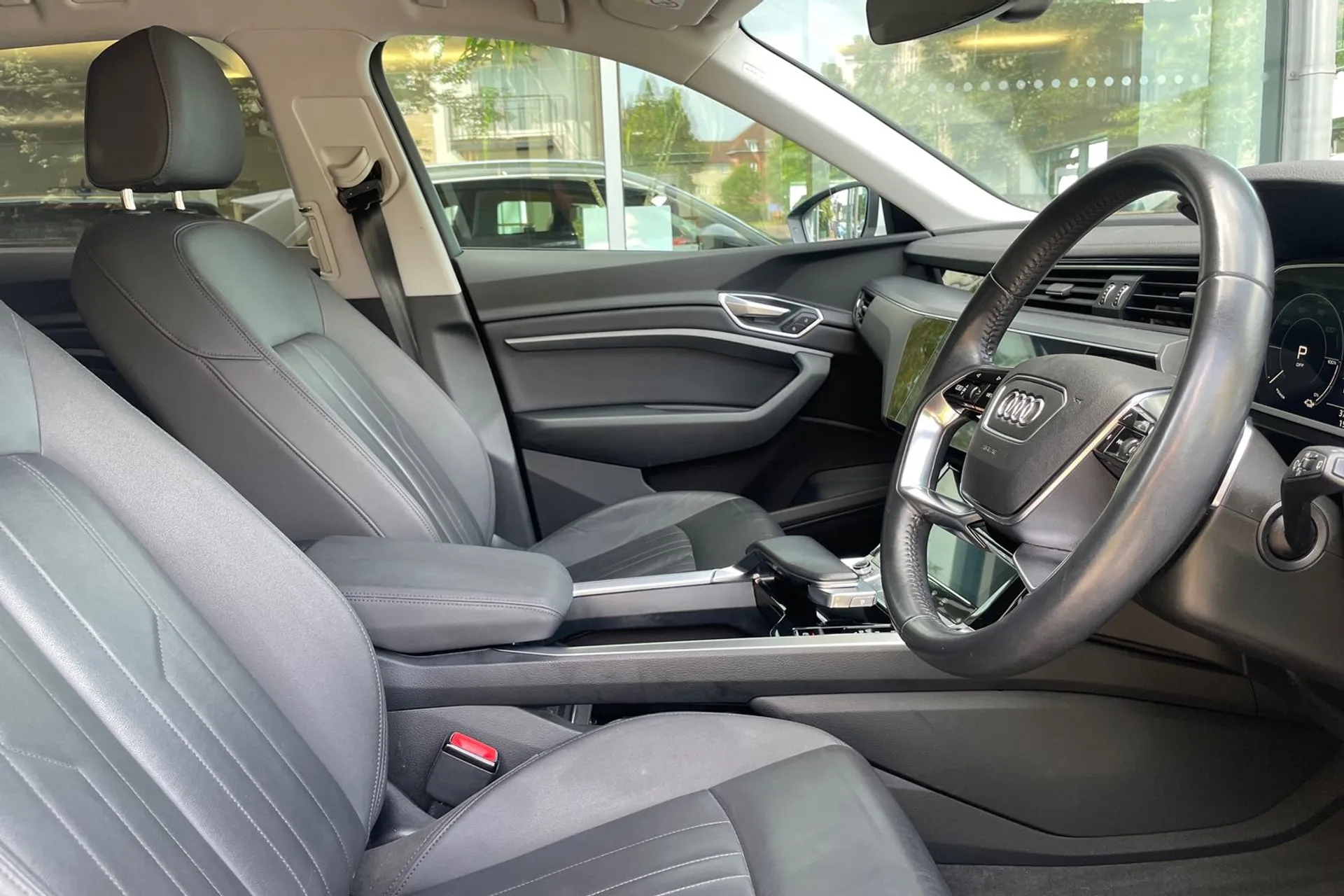Audi e-tron thumbnail image number 24