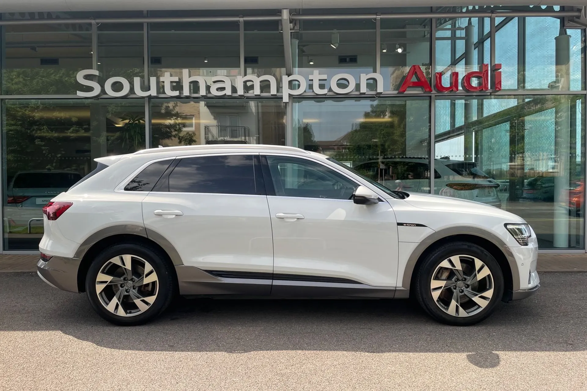 Audi e-tron thumbnail image number 2
