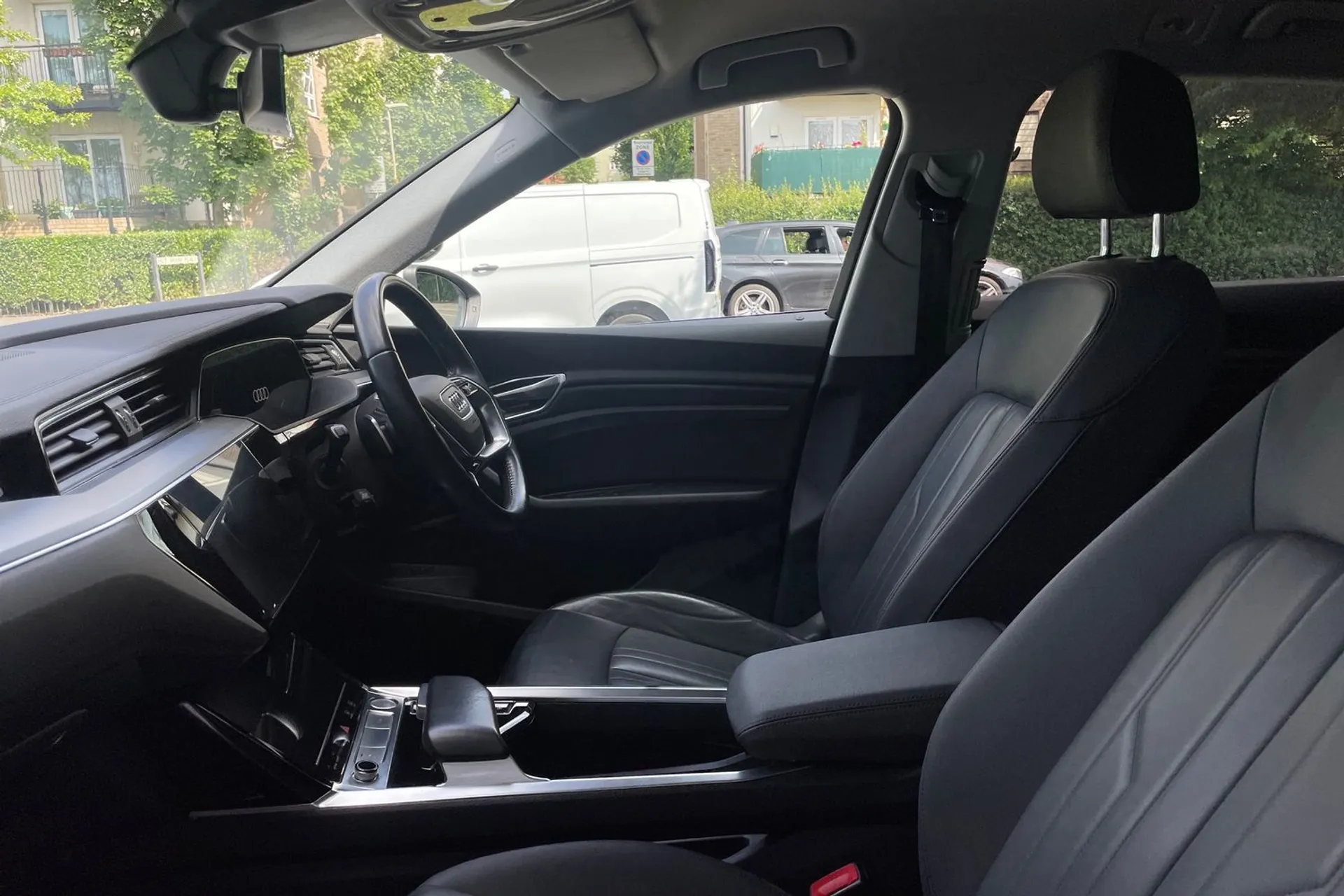 Audi e-tron thumbnail image number 27