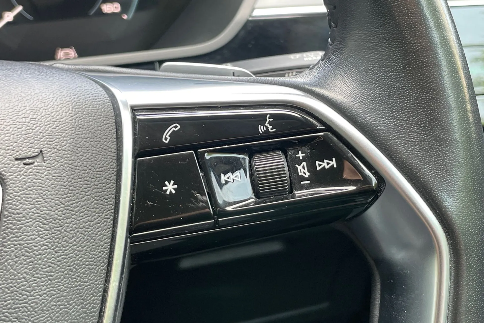 Audi e-tron thumbnail image number 36