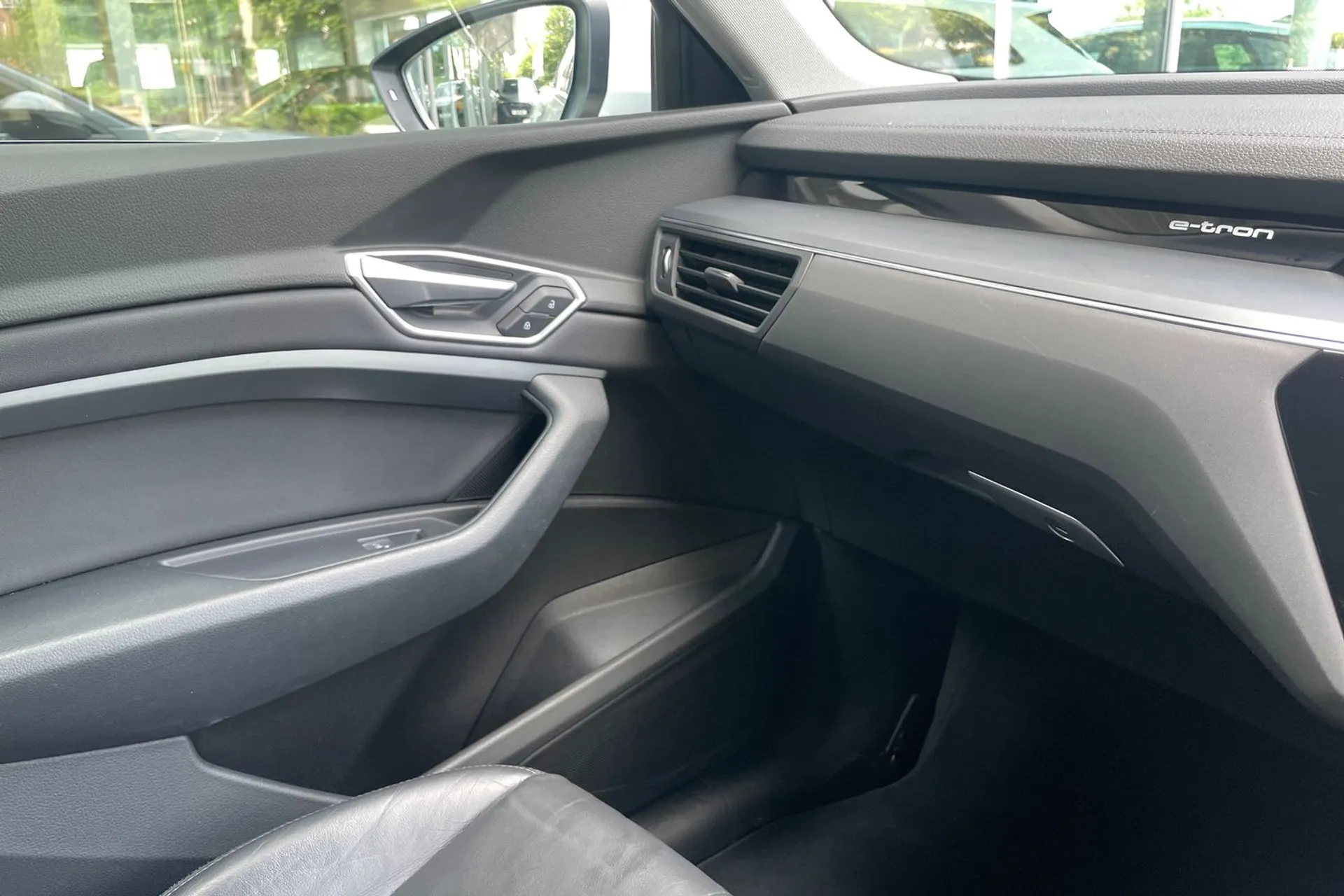 Audi e-tron thumbnail image number 39