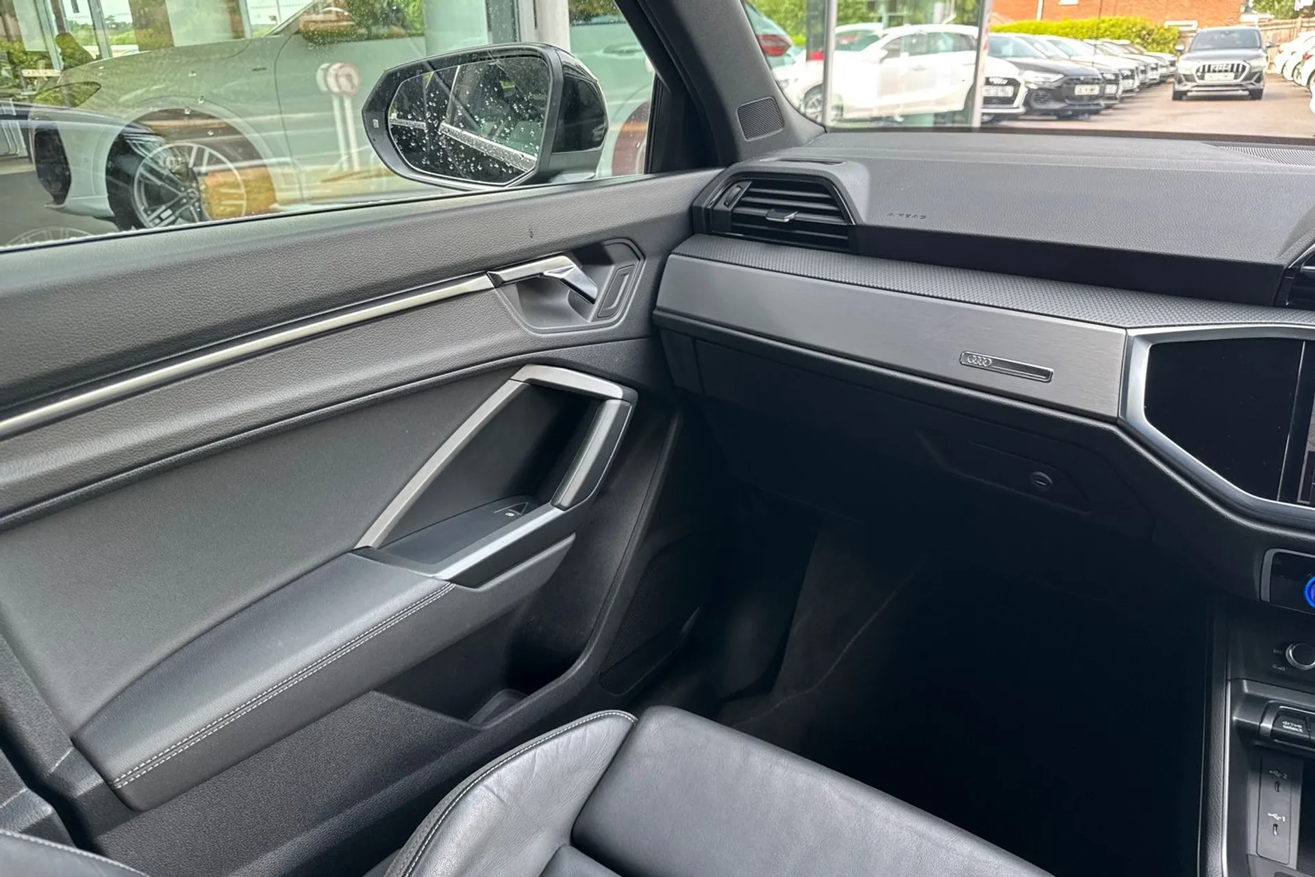 Audi Q3 thumbnail image number 31