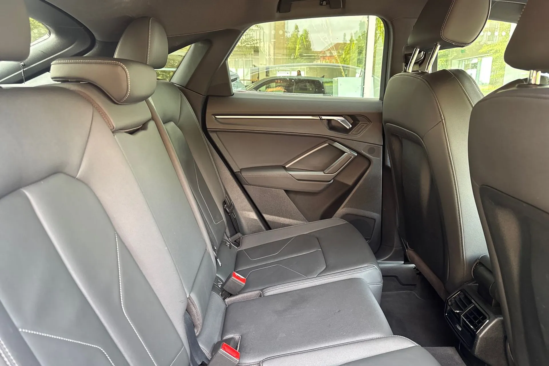 Audi Q3 thumbnail image number 21