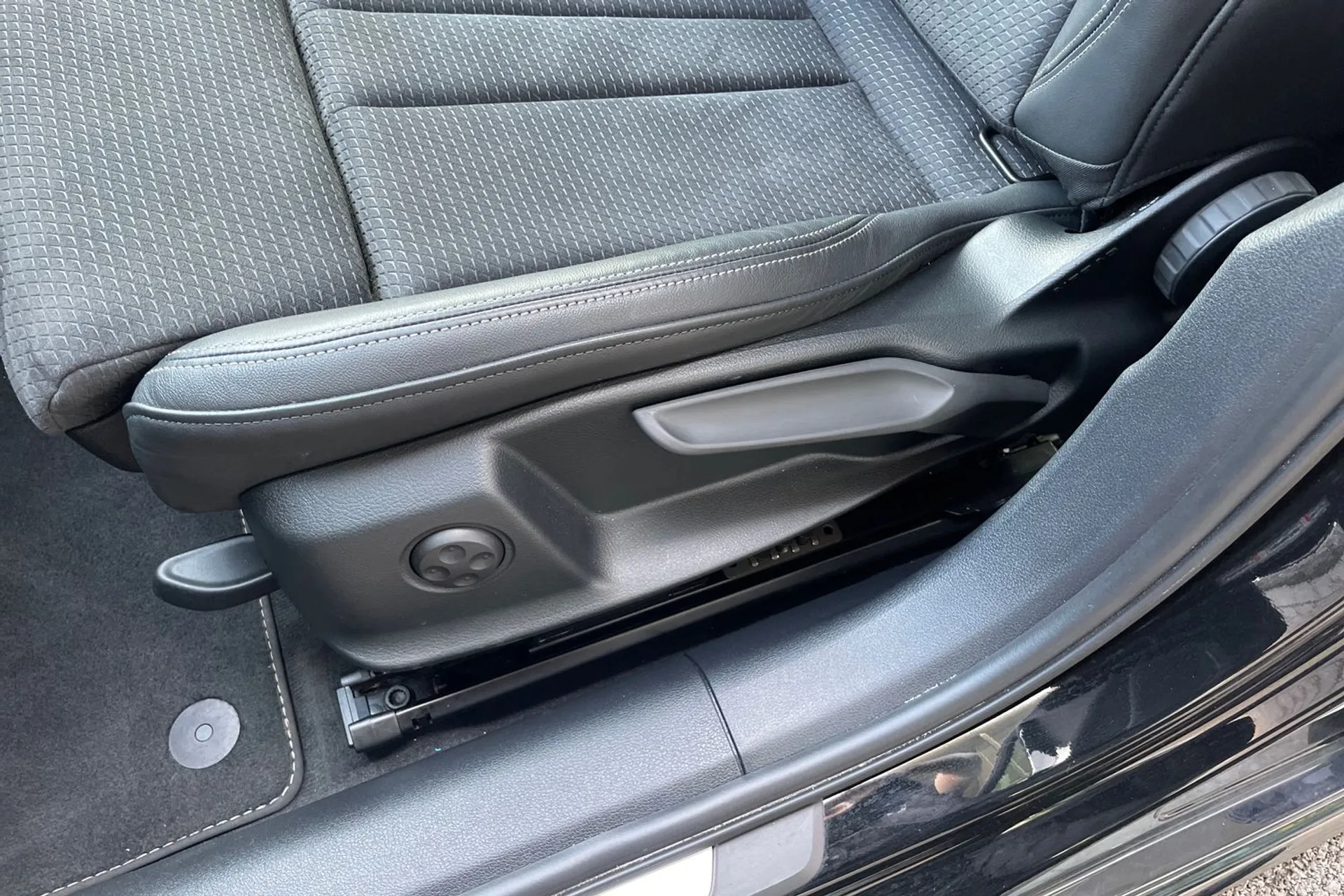 Audi A4 thumbnail image number 28