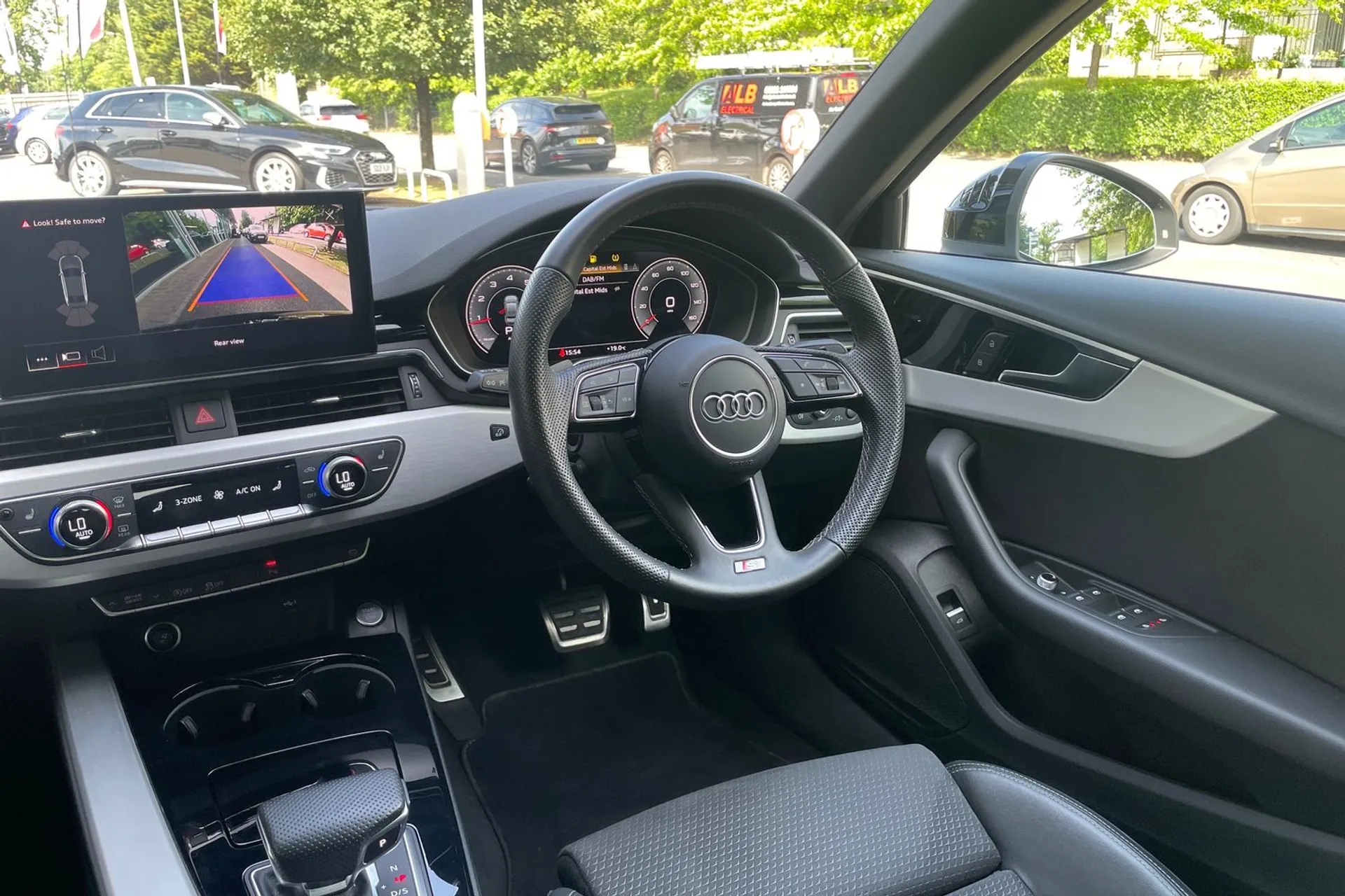 Audi A4 thumbnail image number 32