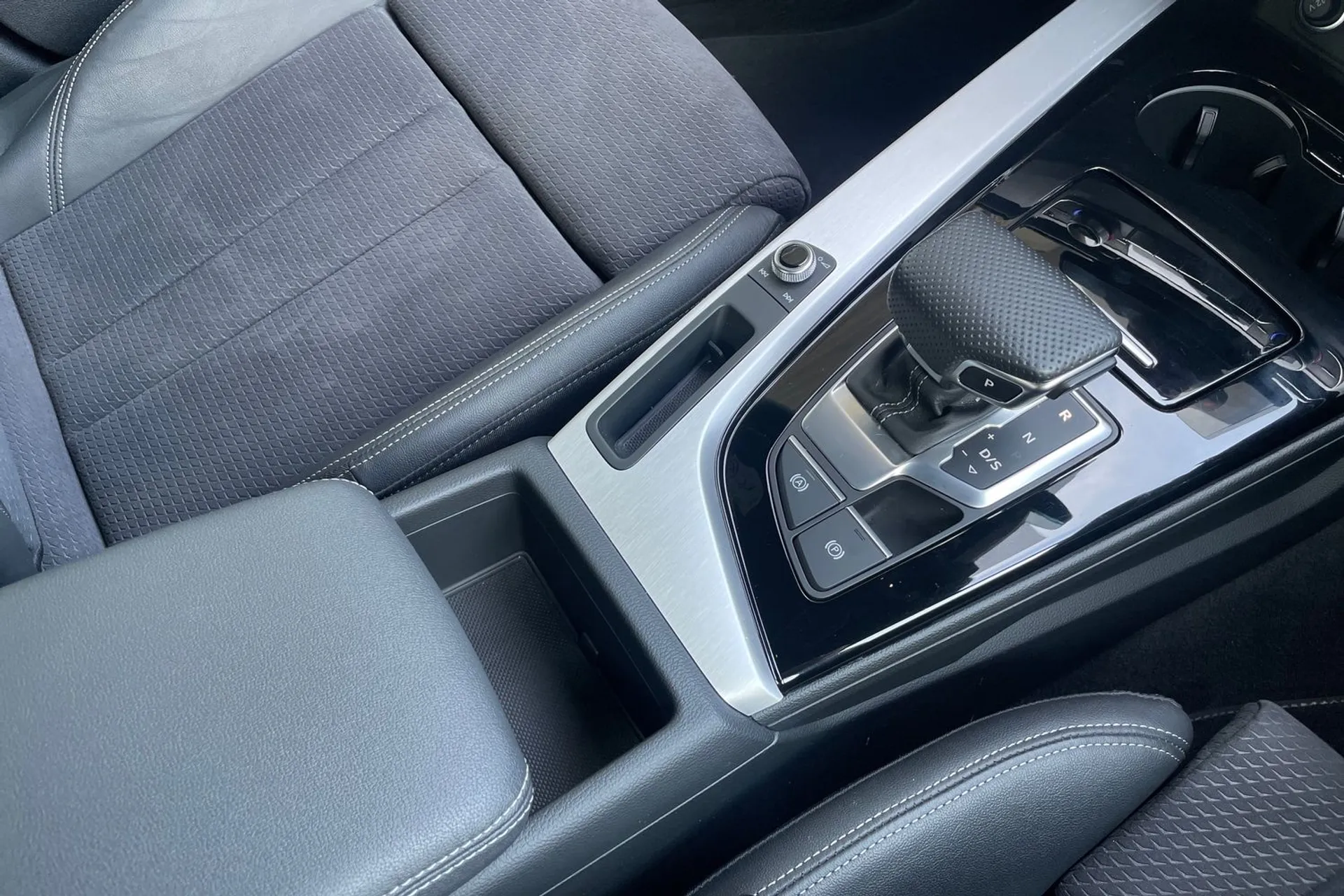 Audi A4 thumbnail image number 40