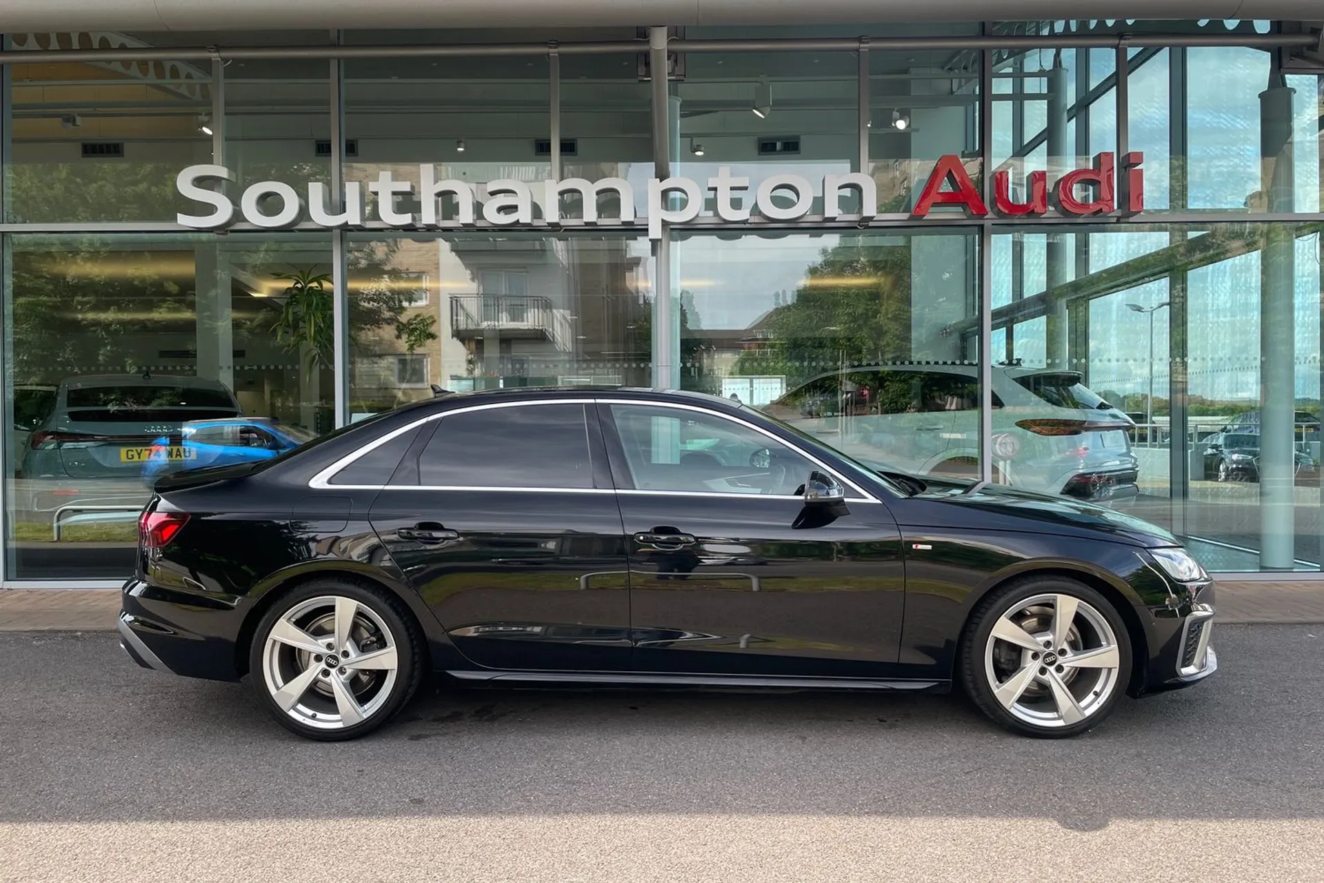 Audi A4 thumbnail image number 2