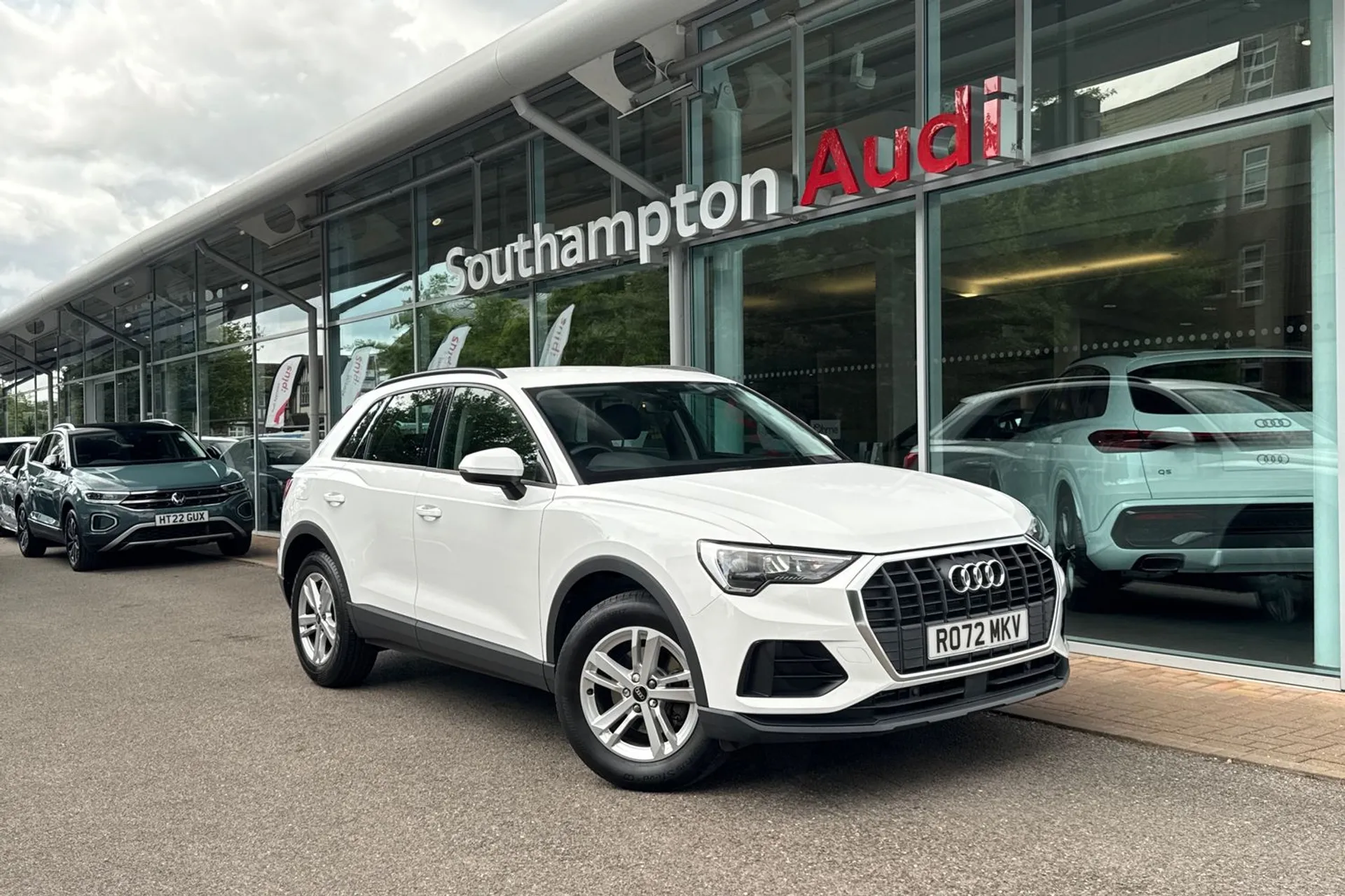 Audi Q3 focused image