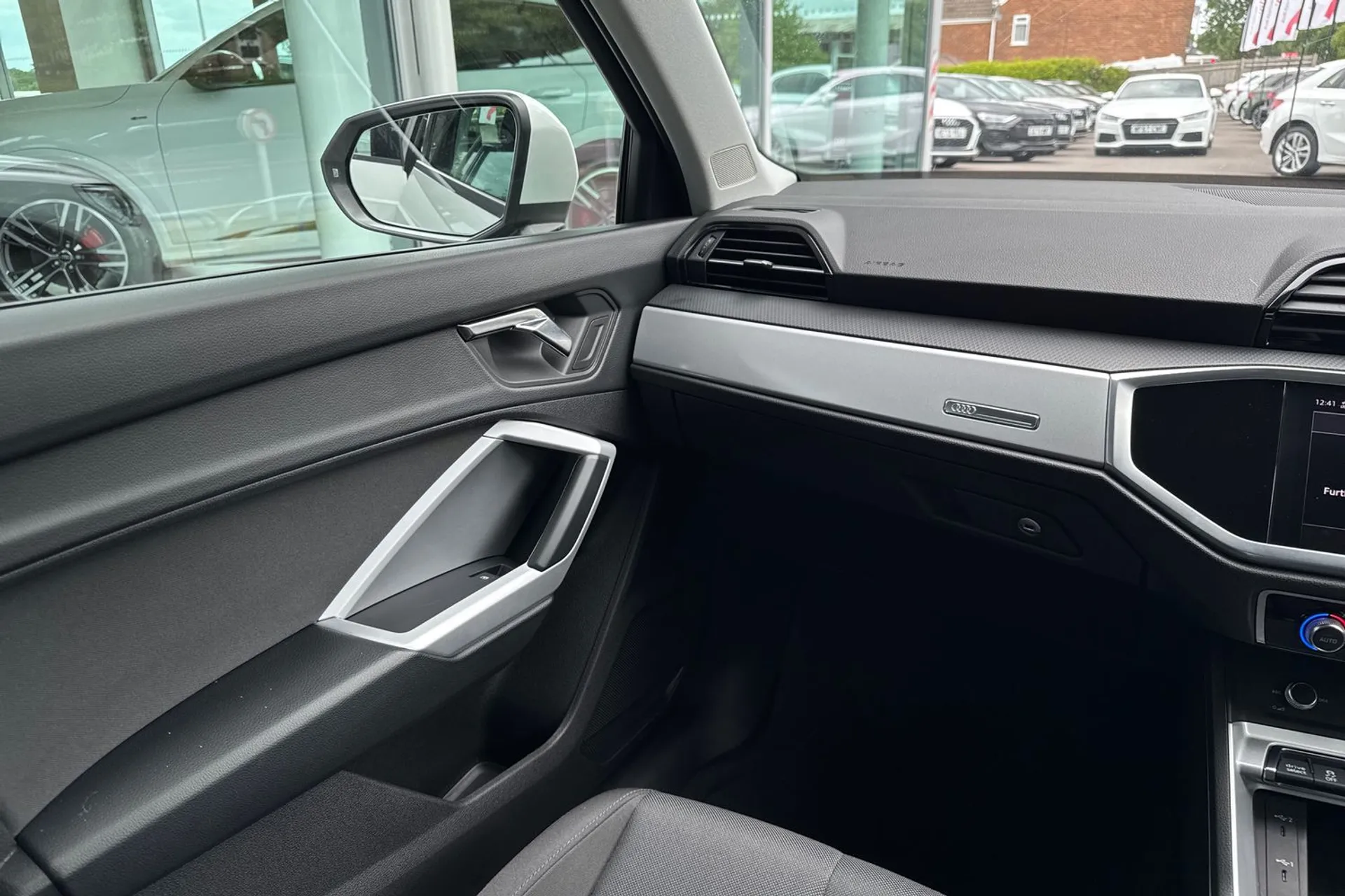 Audi Q3 thumbnail image number 31