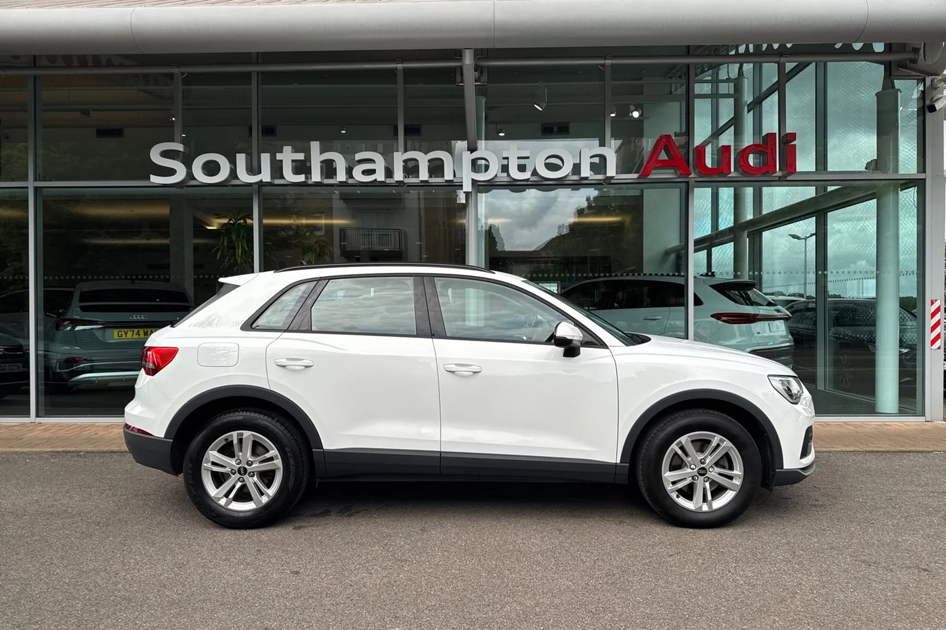 Audi Q3 thumbnail image number 2