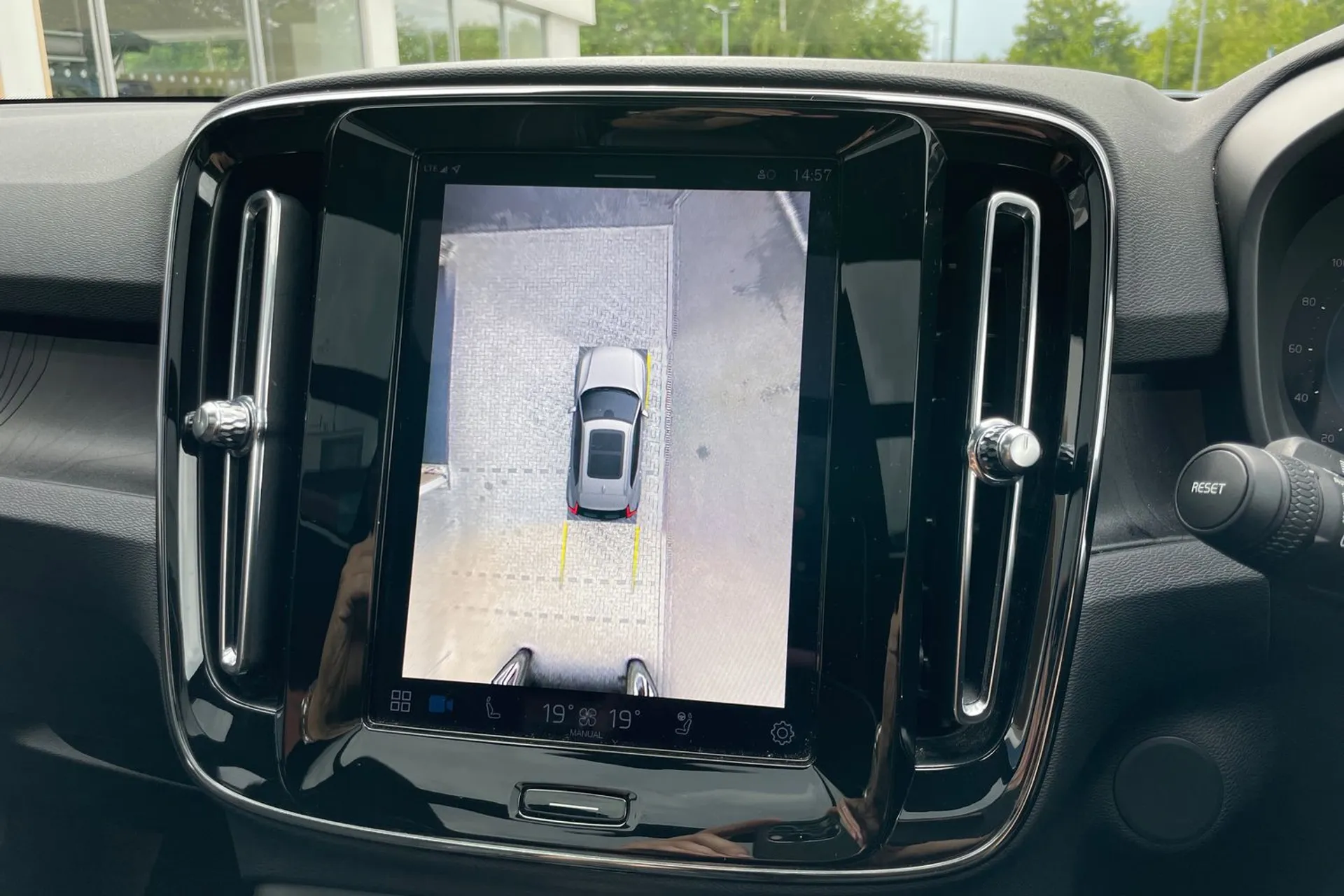 Volvo XC40 thumbnail image number 4