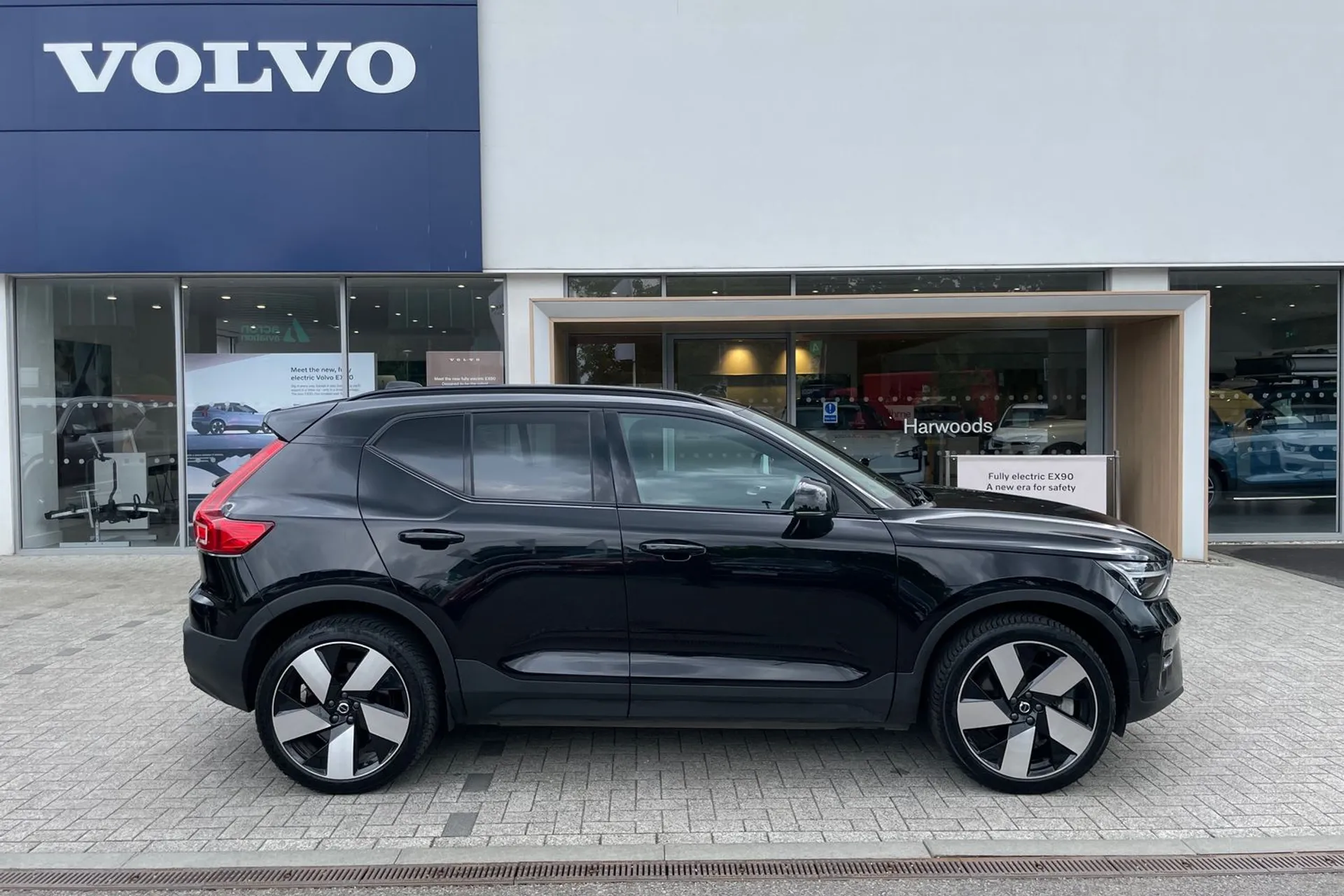 Volvo XC40 thumbnail image number 2