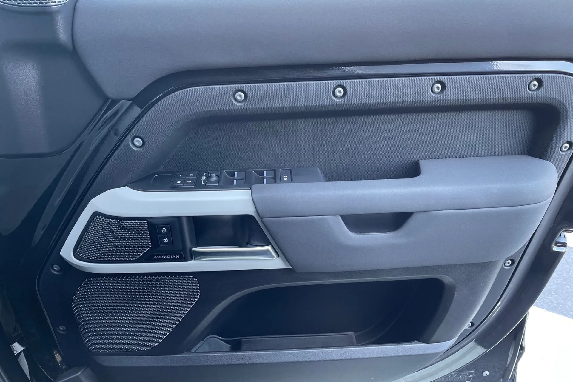 LAND ROVER DEFENDER thumbnail image number 37