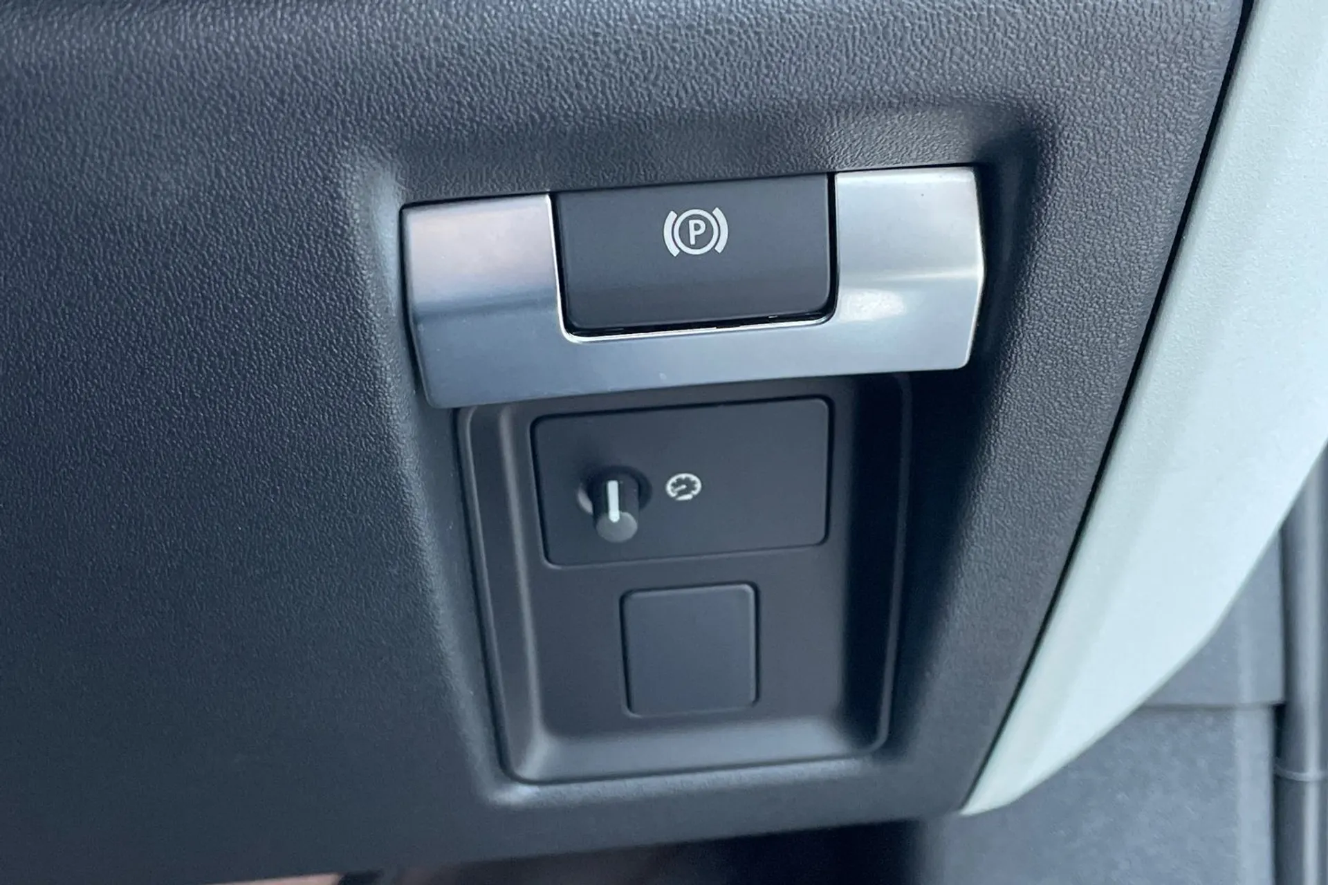 LAND ROVER DEFENDER thumbnail image number 26