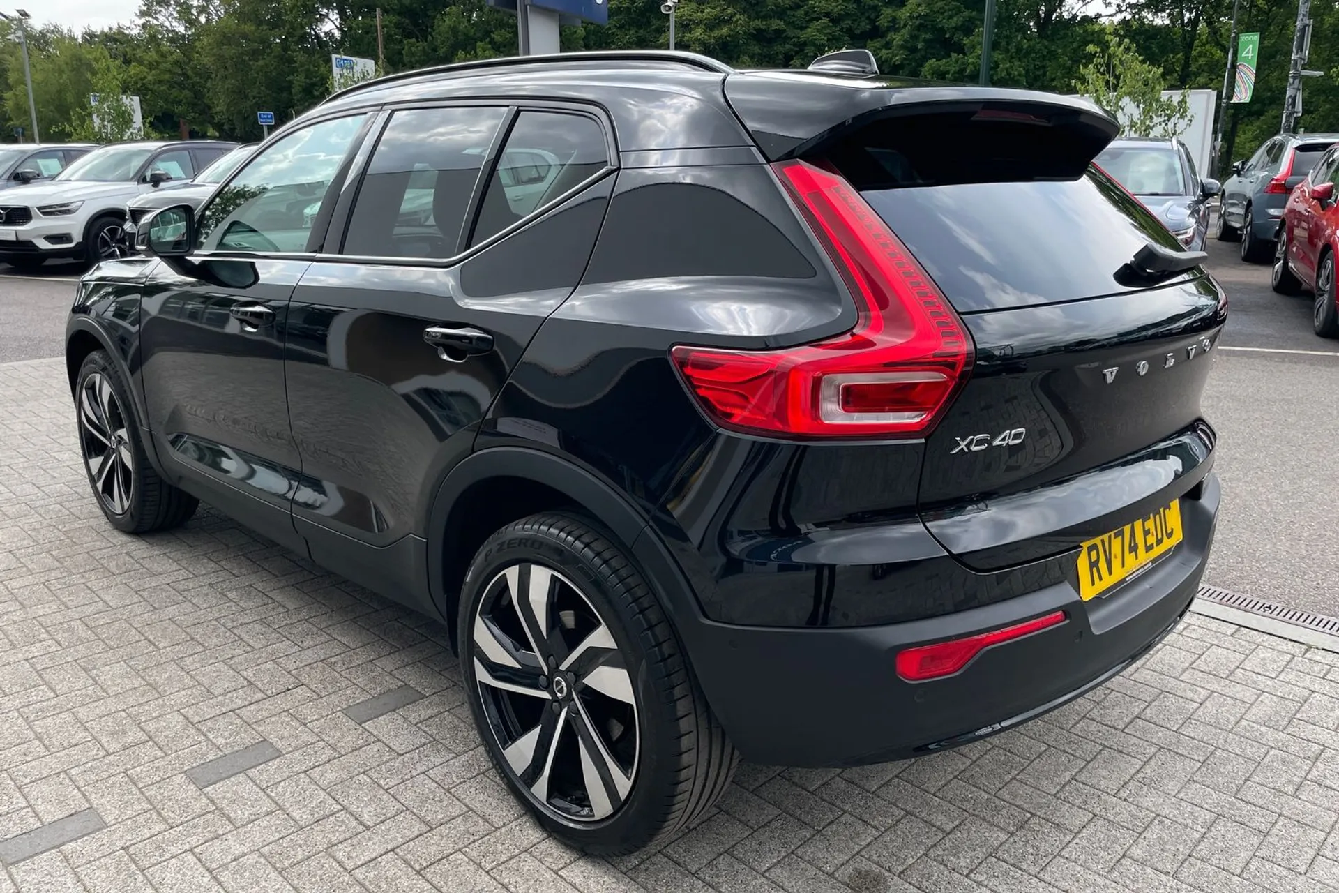 Volvo XC40 R-DESIGN PRO B4 MHEV thumbnail image number 9