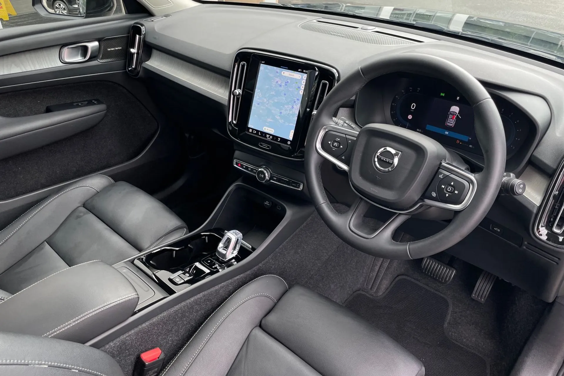 Volvo XC40 R-DESIGN PRO B4 MHEV thumbnail image number 5