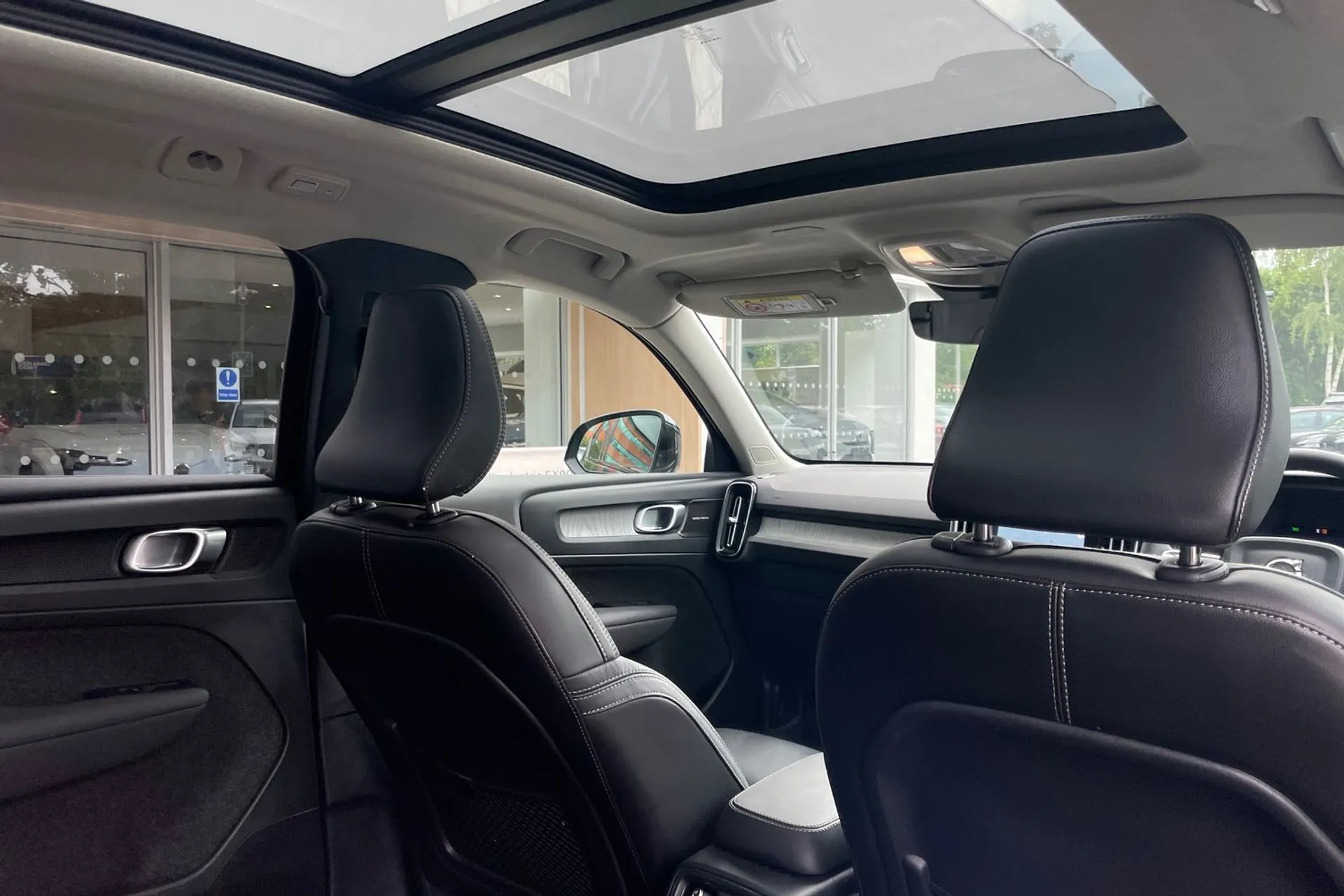 Volvo XC40 R-DESIGN PRO B4 MHEV thumbnail image number 23