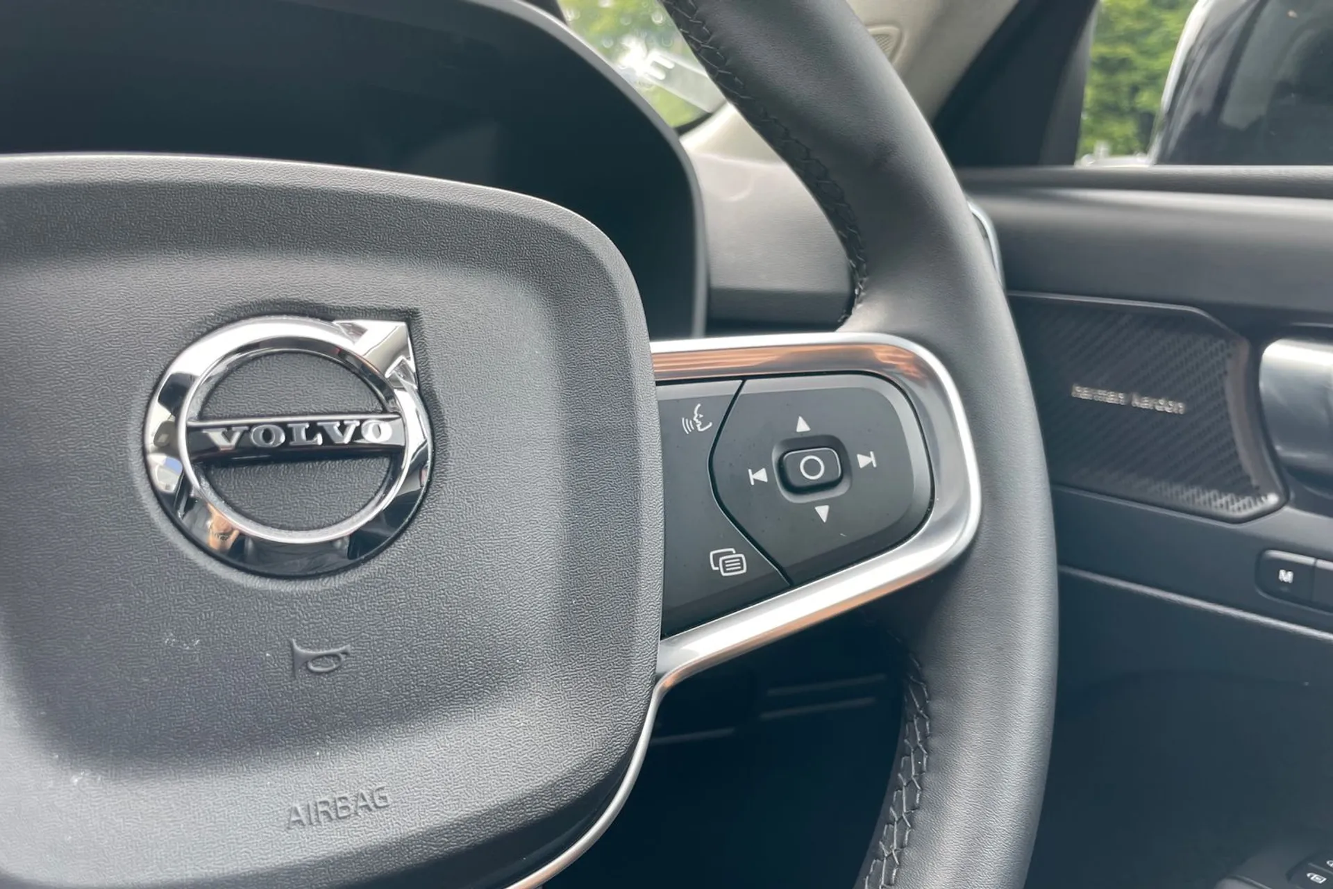 Volvo XC40 R-DESIGN PRO B4 MHEV thumbnail image number 36