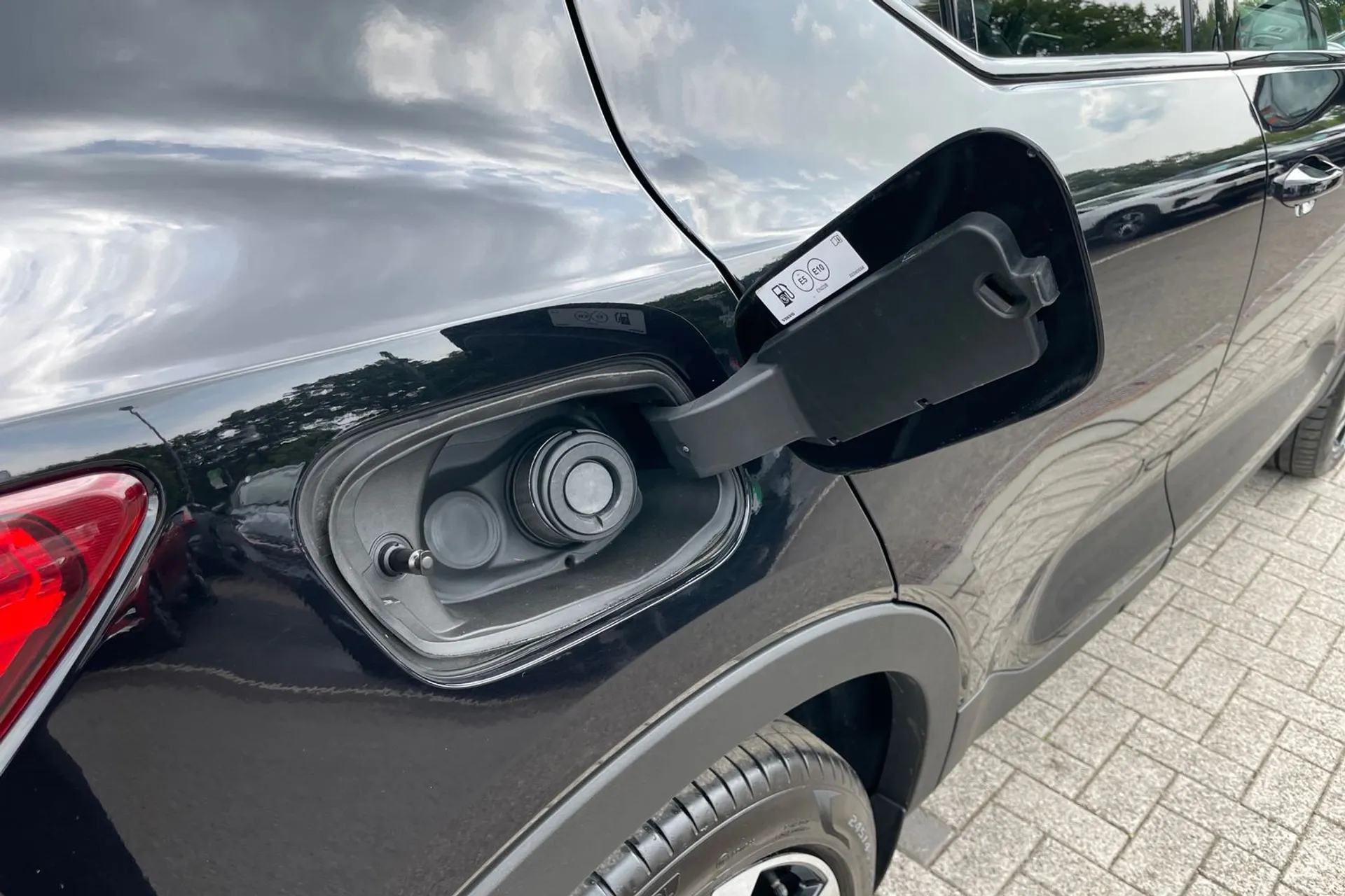 Volvo XC40 R-DESIGN PRO B4 MHEV thumbnail image number 18