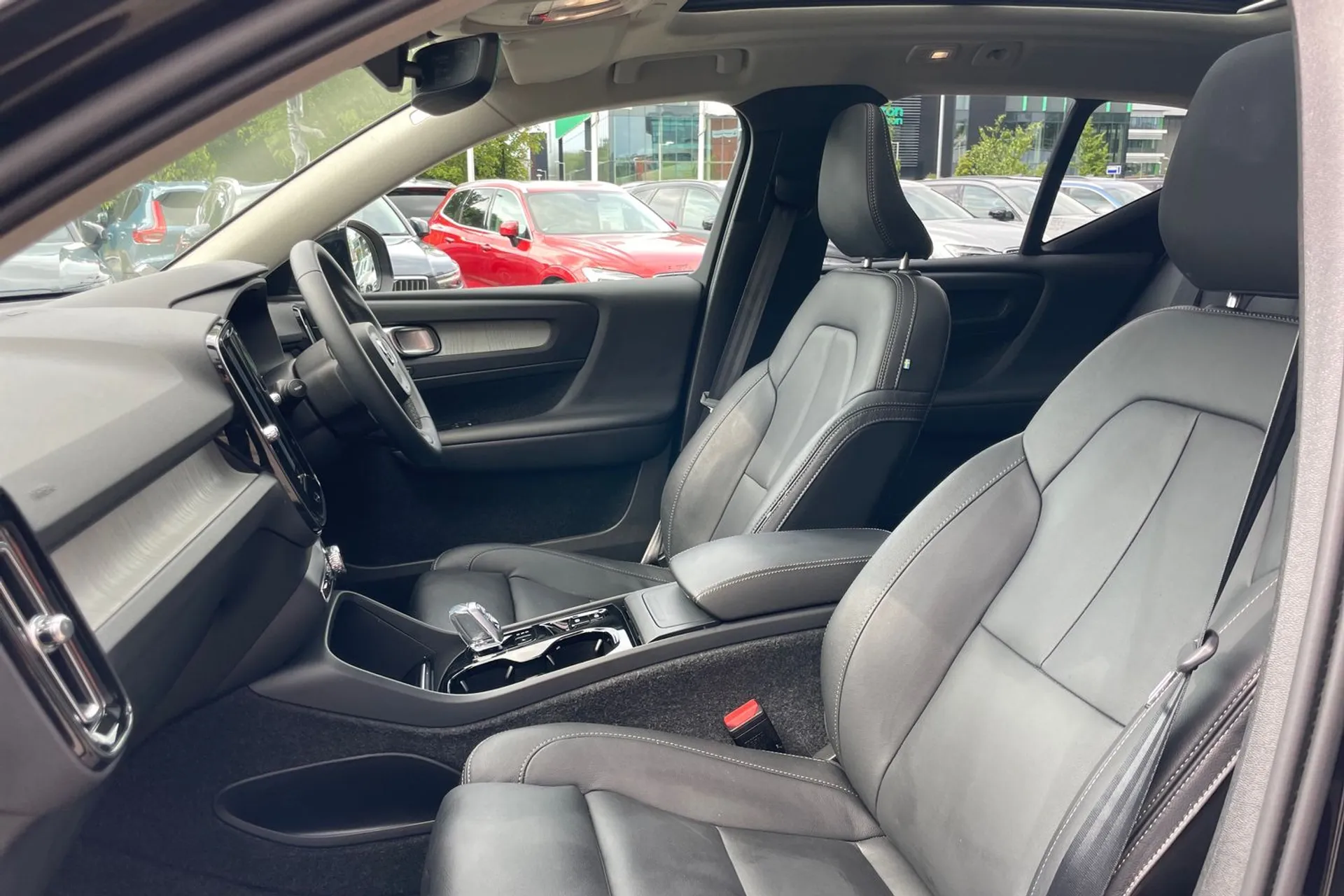 Volvo XC40 R-DESIGN PRO B4 MHEV thumbnail image number 27