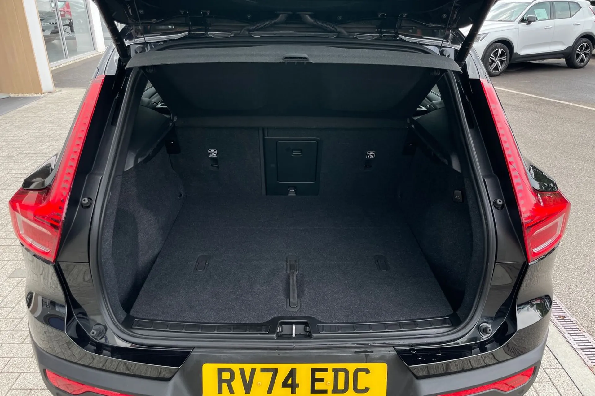 Volvo XC40 R-DESIGN PRO B4 MHEV thumbnail image number 19