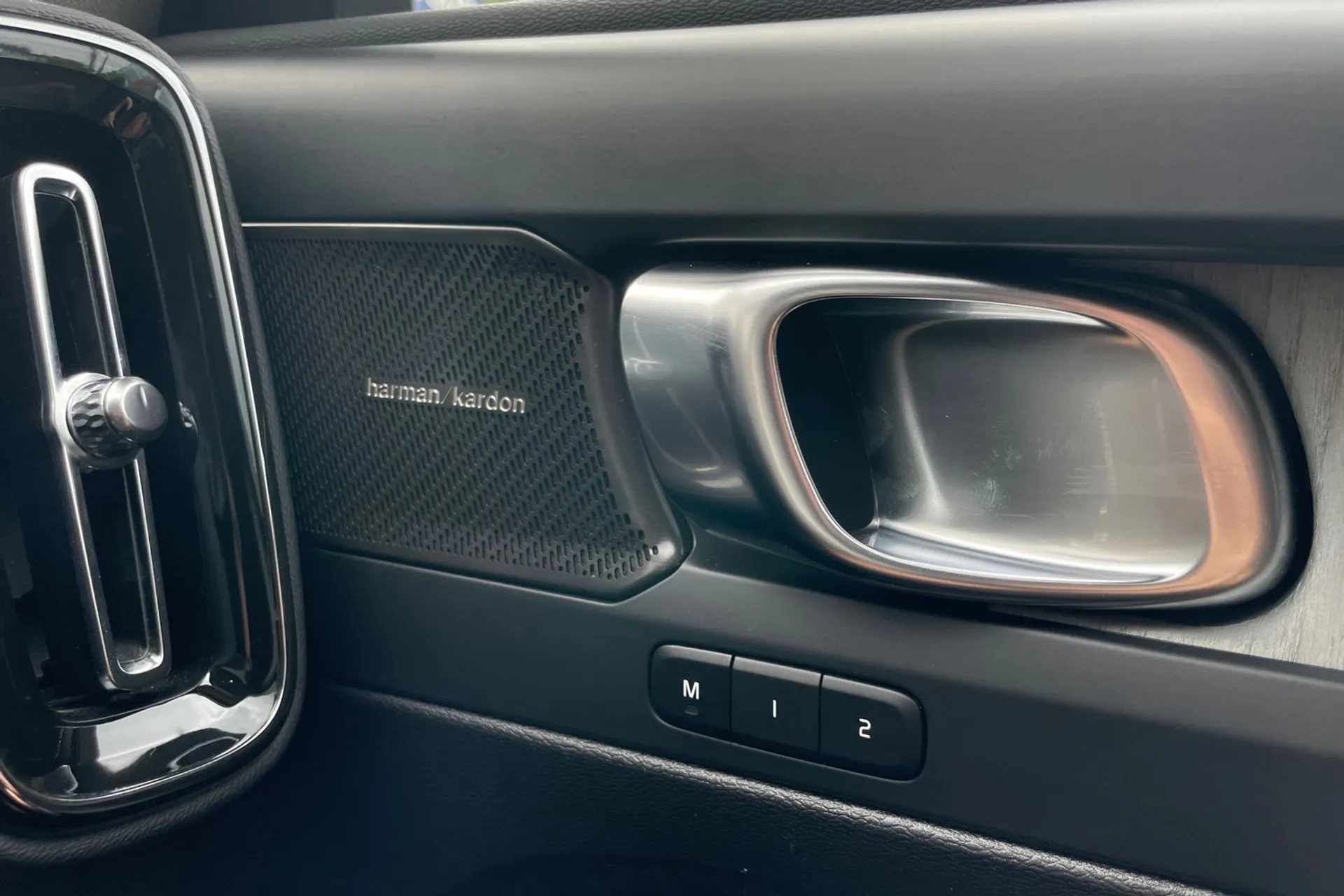 Volvo XC40 R-DESIGN PRO B4 MHEV thumbnail image number 41