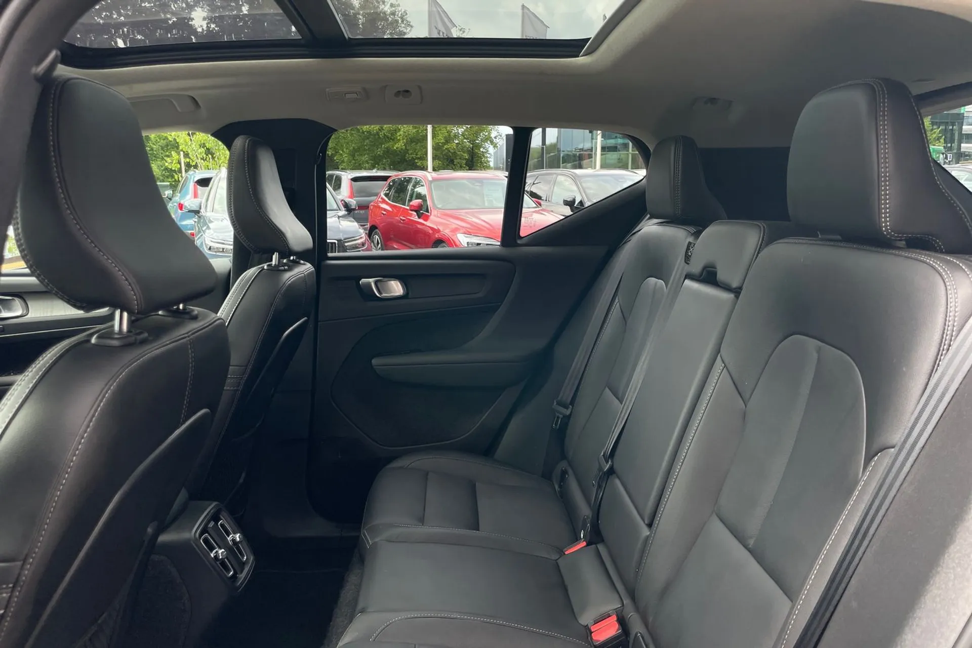 Volvo XC40 R-DESIGN PRO B4 MHEV thumbnail image number 29