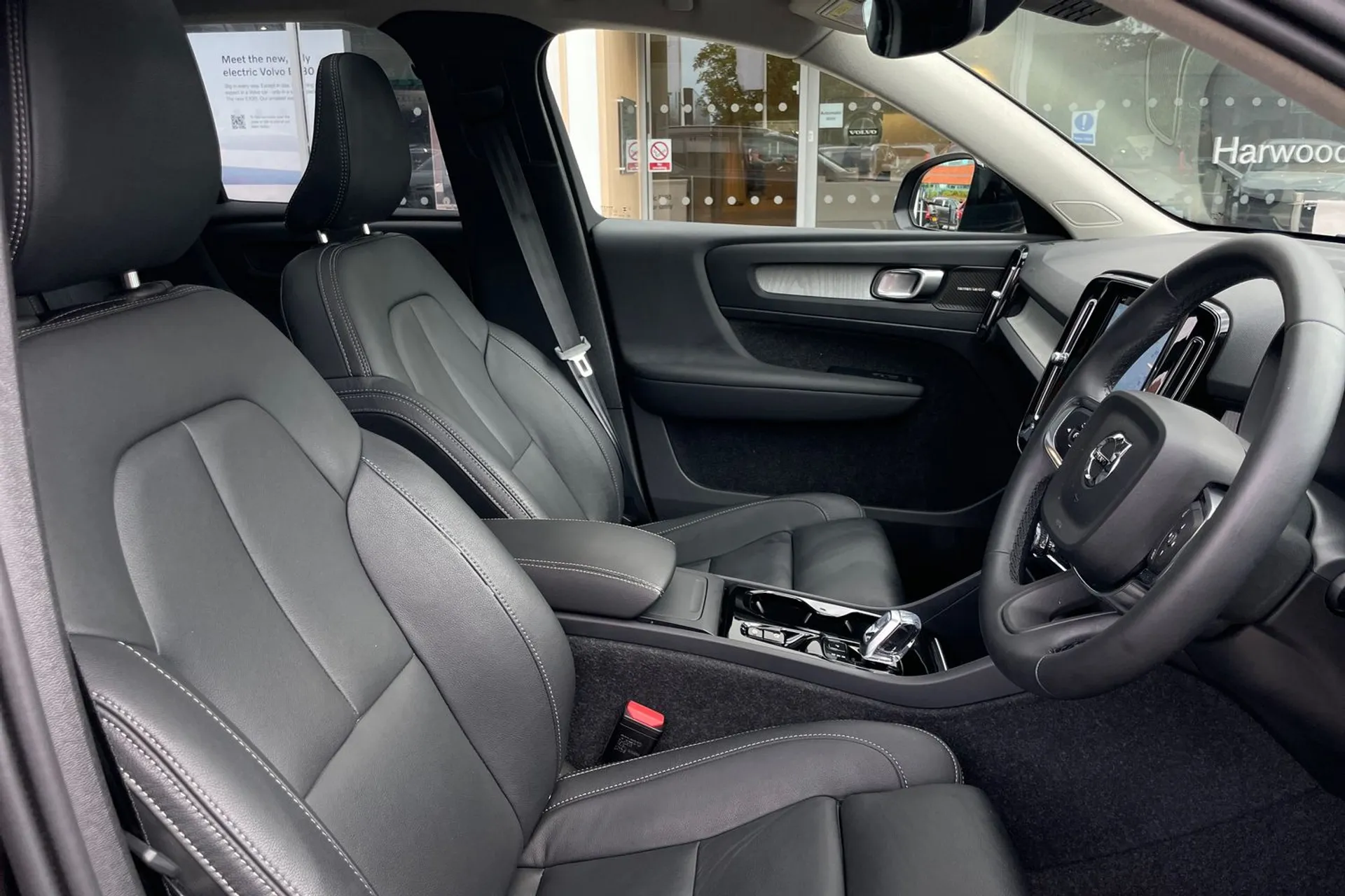 Volvo XC40 R-DESIGN PRO B4 MHEV thumbnail image number 25