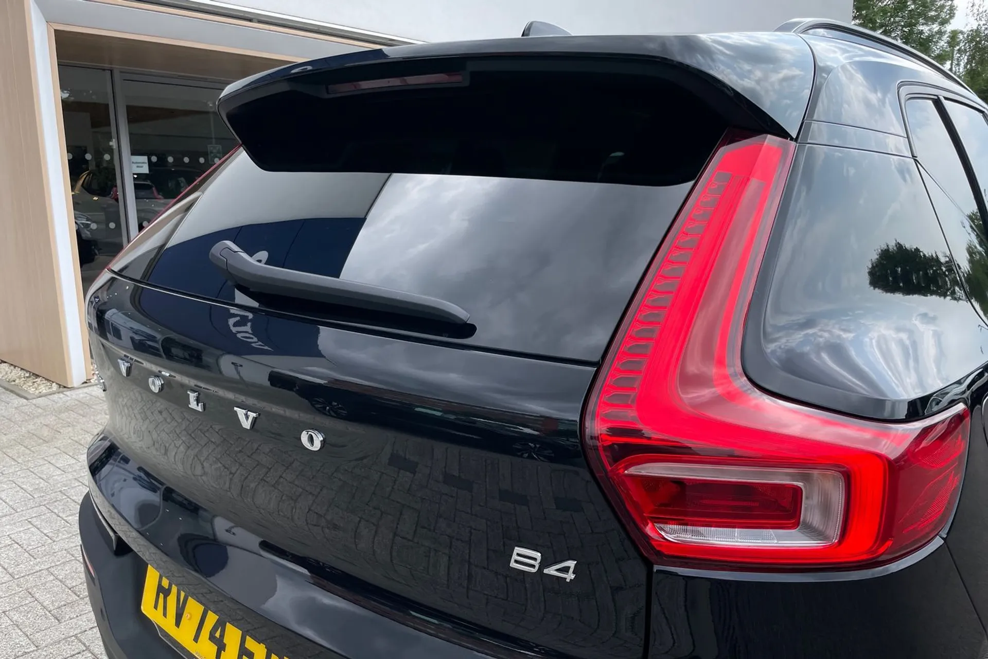 Volvo XC40 R-DESIGN PRO B4 MHEV thumbnail image number 15
