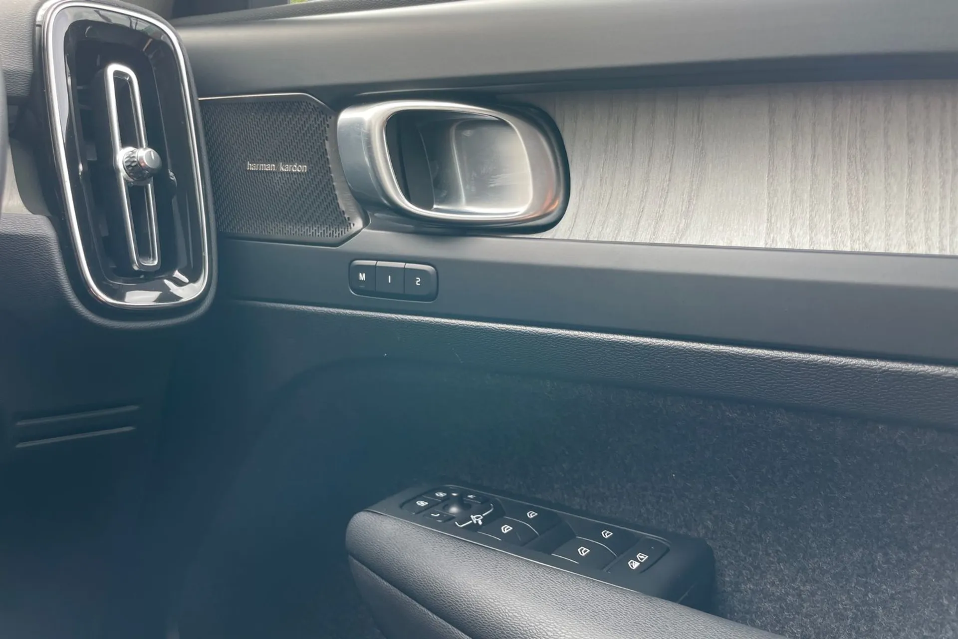 Volvo XC40 R-DESIGN PRO B4 MHEV thumbnail image number 40