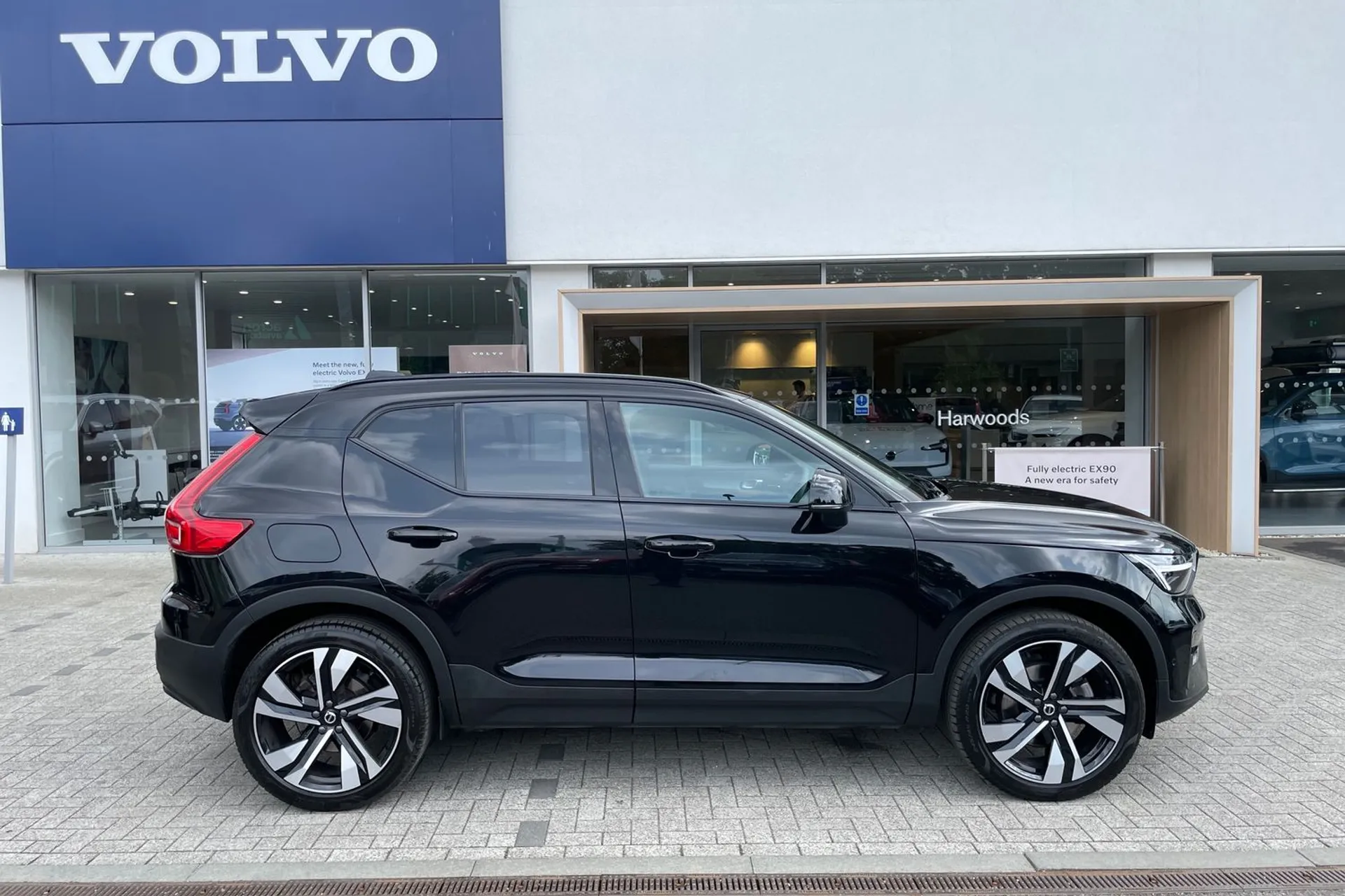 Volvo XC40 R-DESIGN PRO B4 MHEV thumbnail image number 2