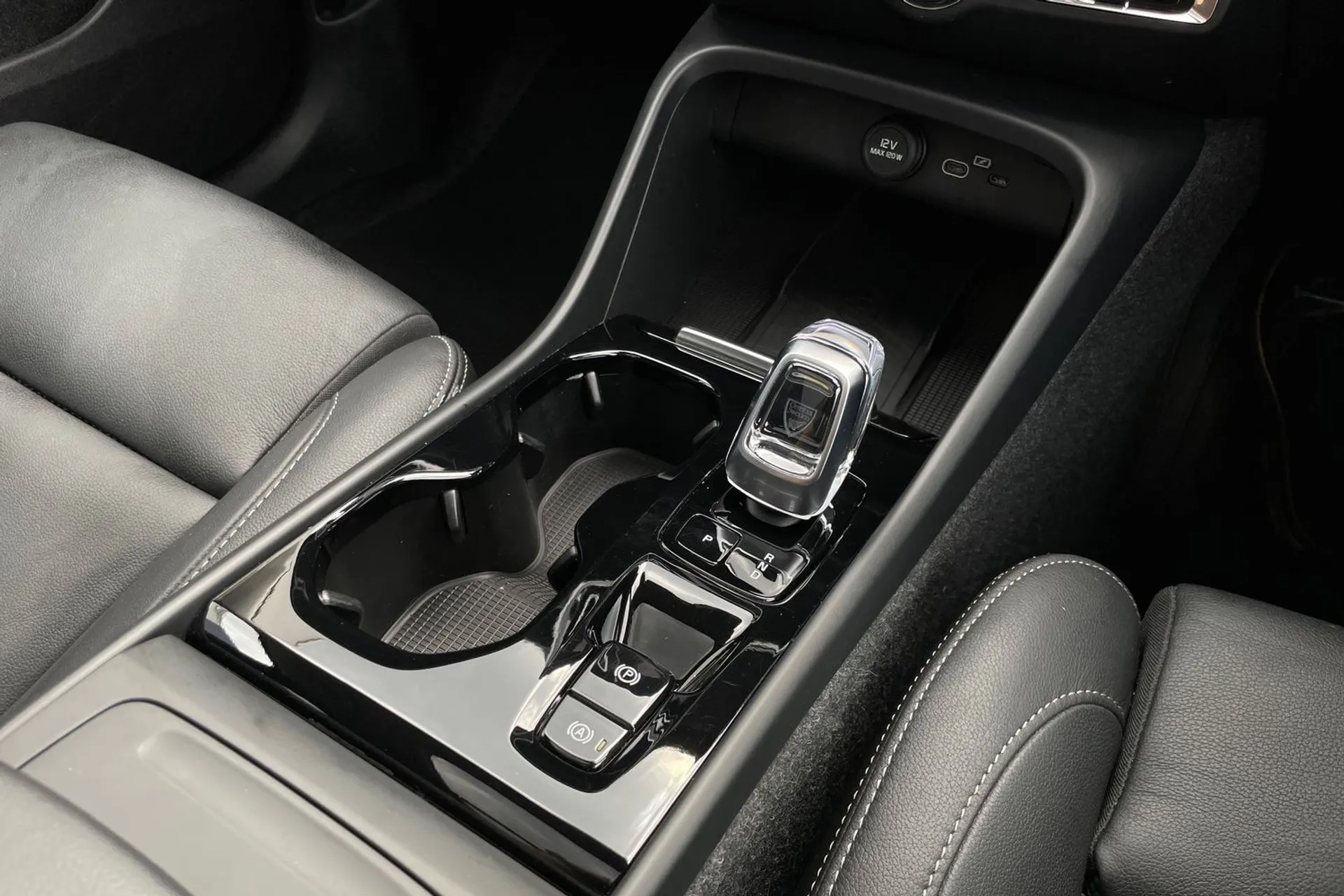 Volvo XC40 R-DESIGN PRO B4 MHEV thumbnail image number 42