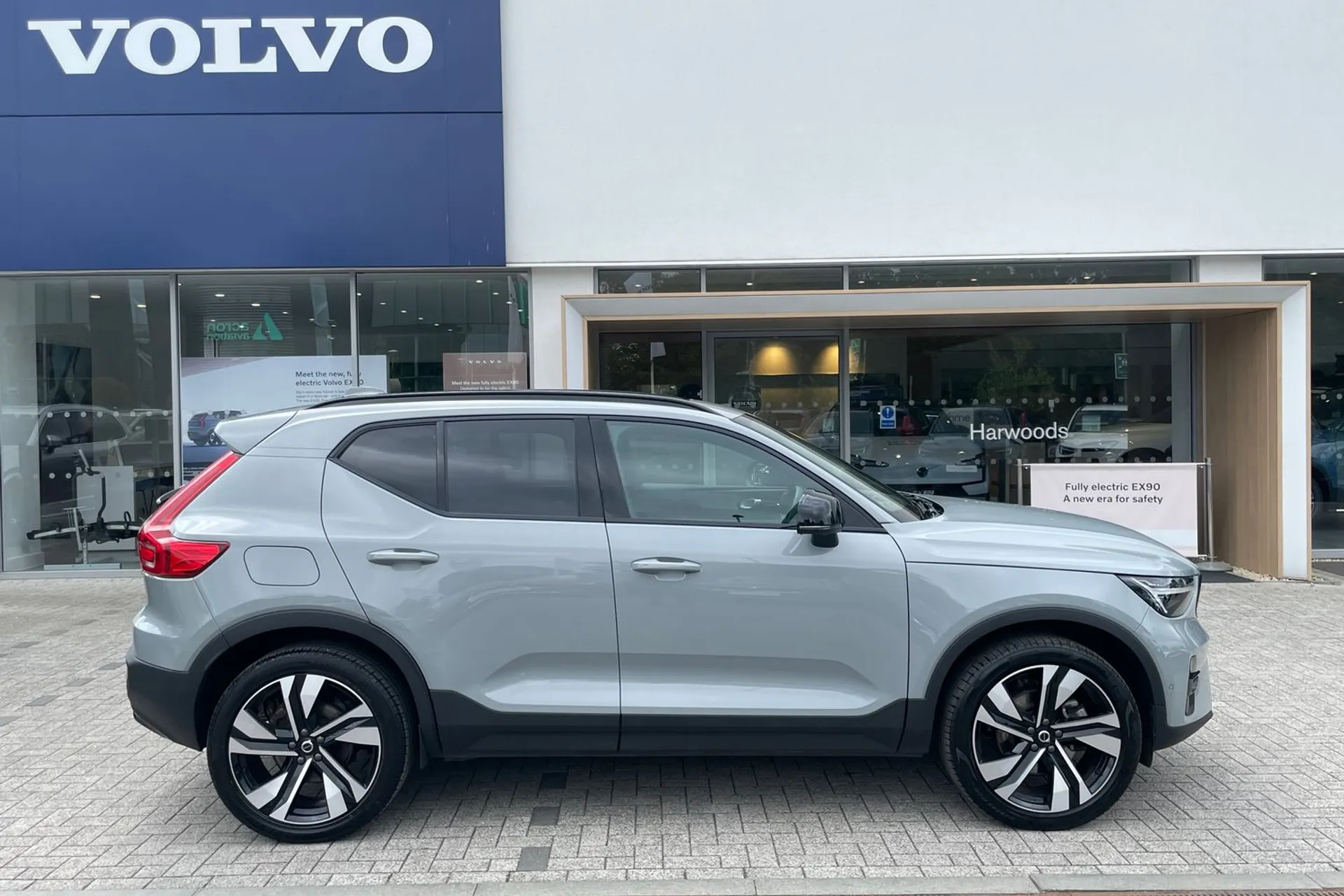 Volvo XC40 R-DESIGN PRO B4 MHEV thumbnail image number 2
